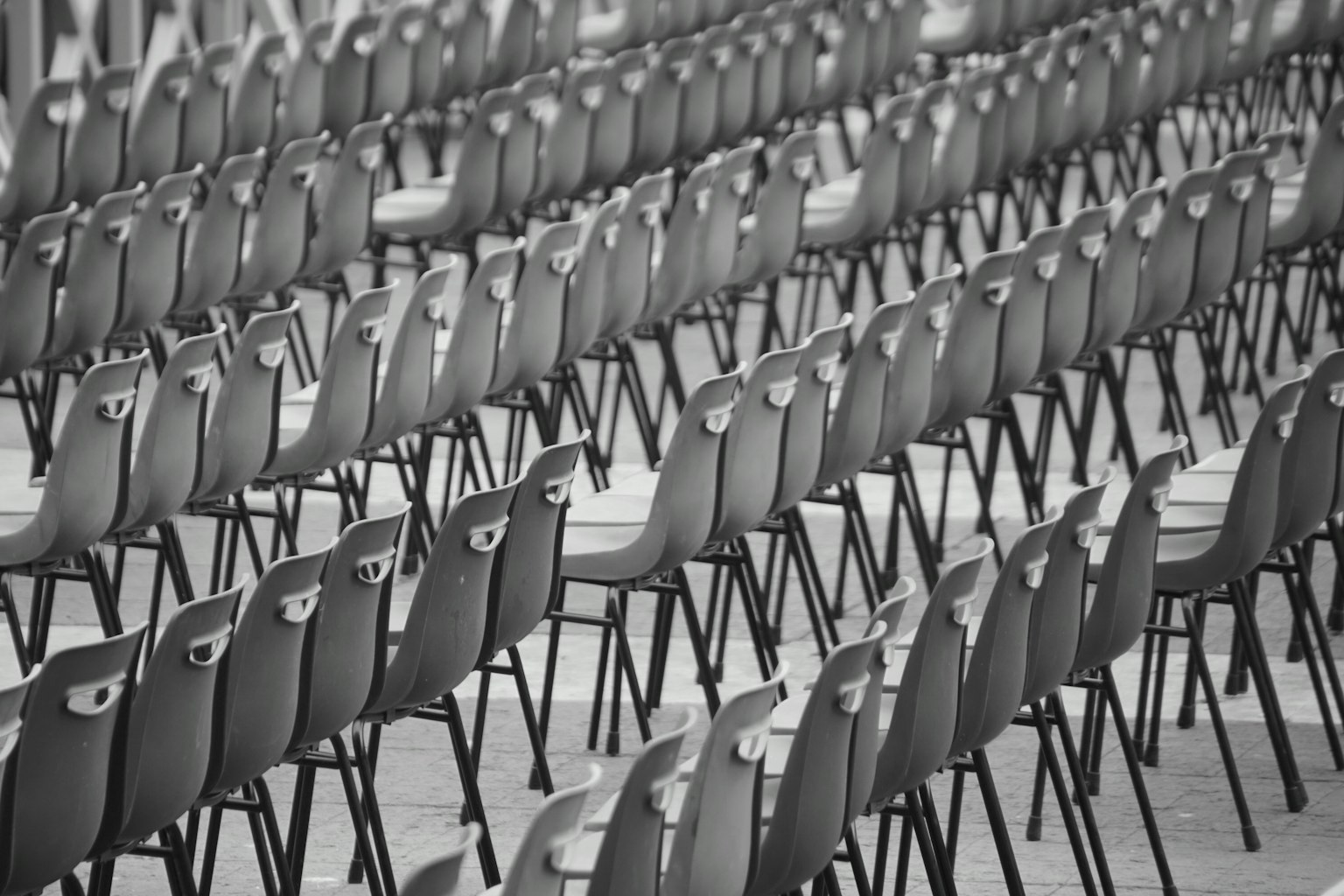 Foto en blanco y negro de sillas organizadas