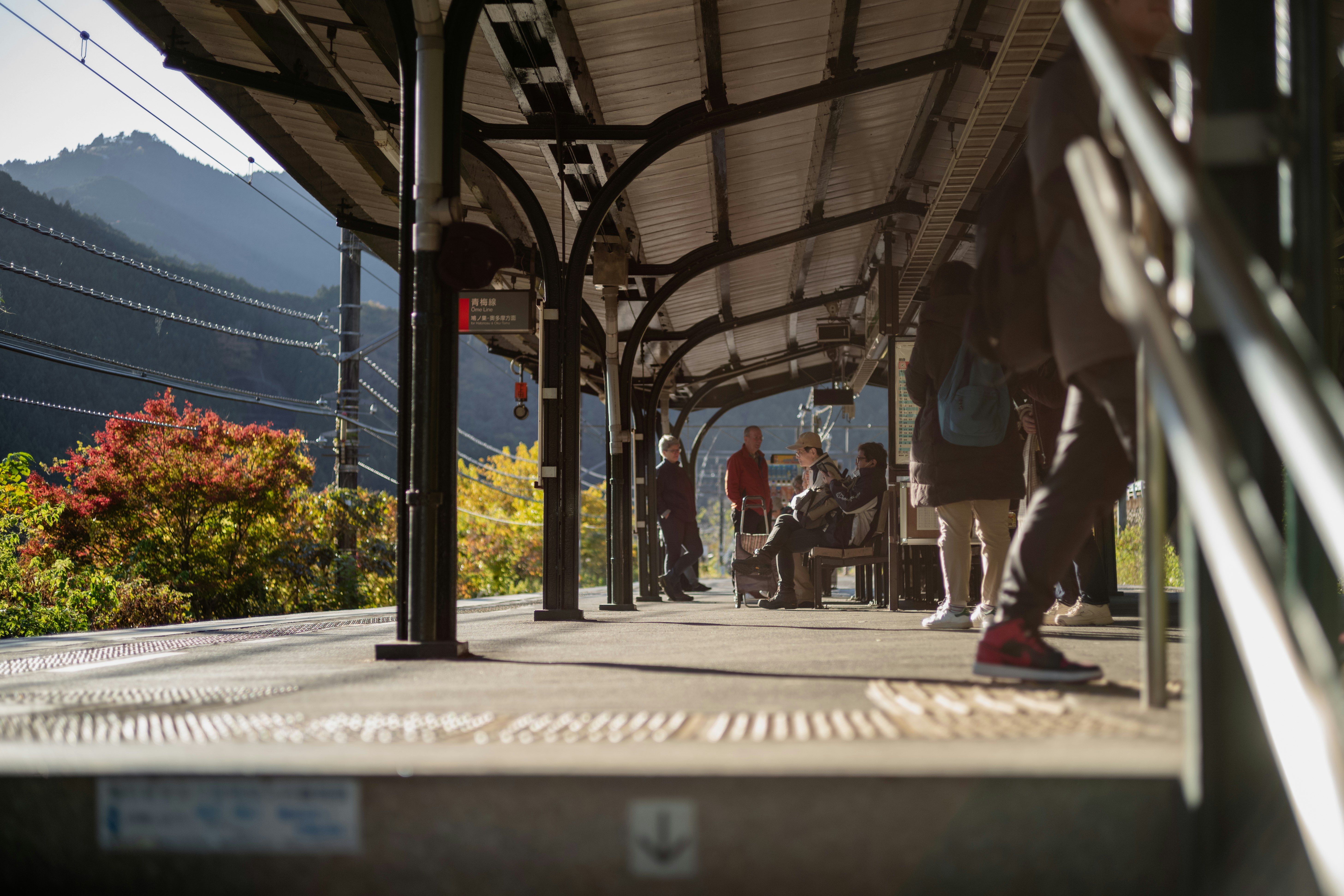 andén cubierto de estación con vista a las montañas de Mitake-keikoku