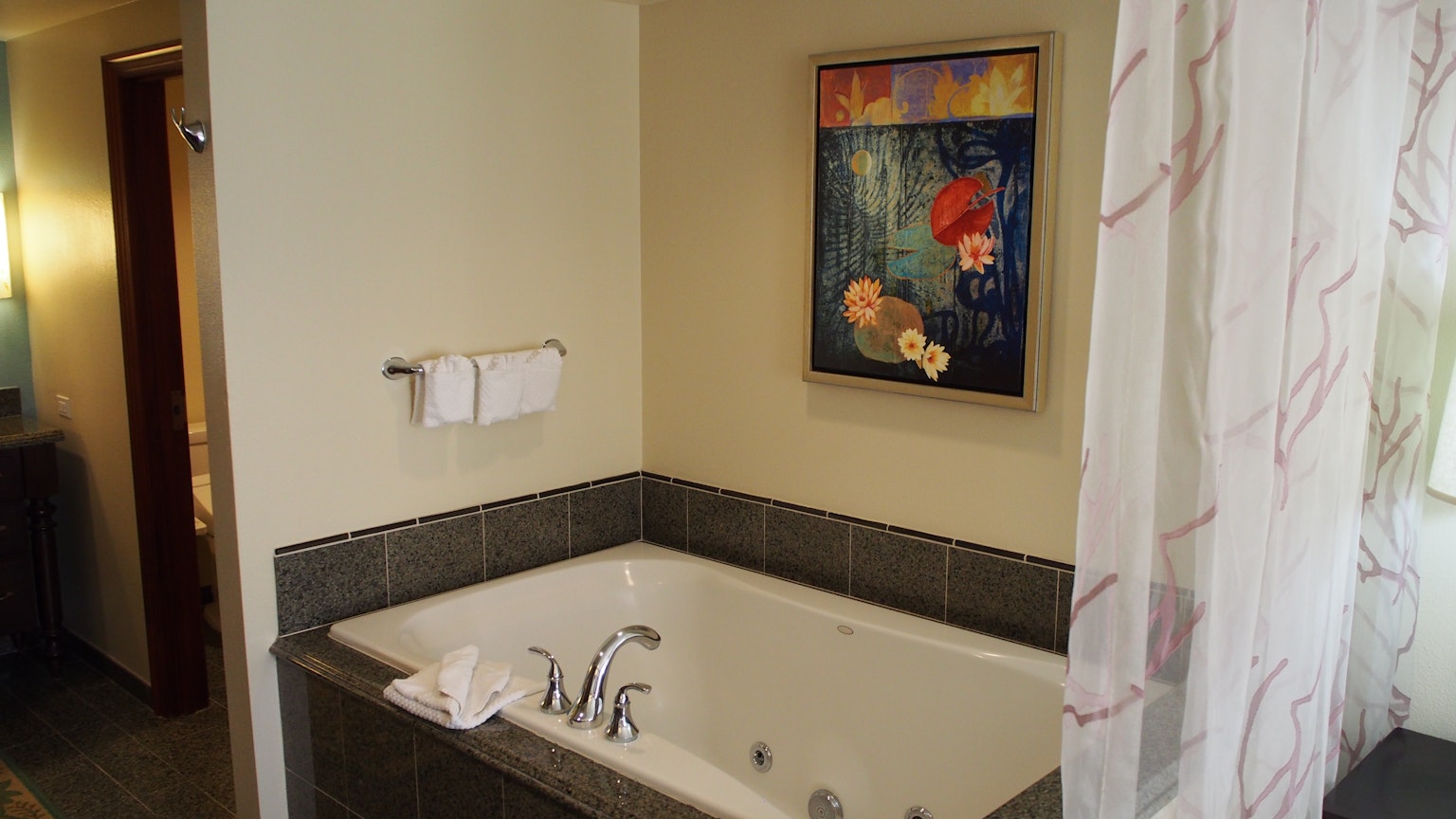 Intérieur de salle de bain simple avec jacuzzi et œuvre d'art