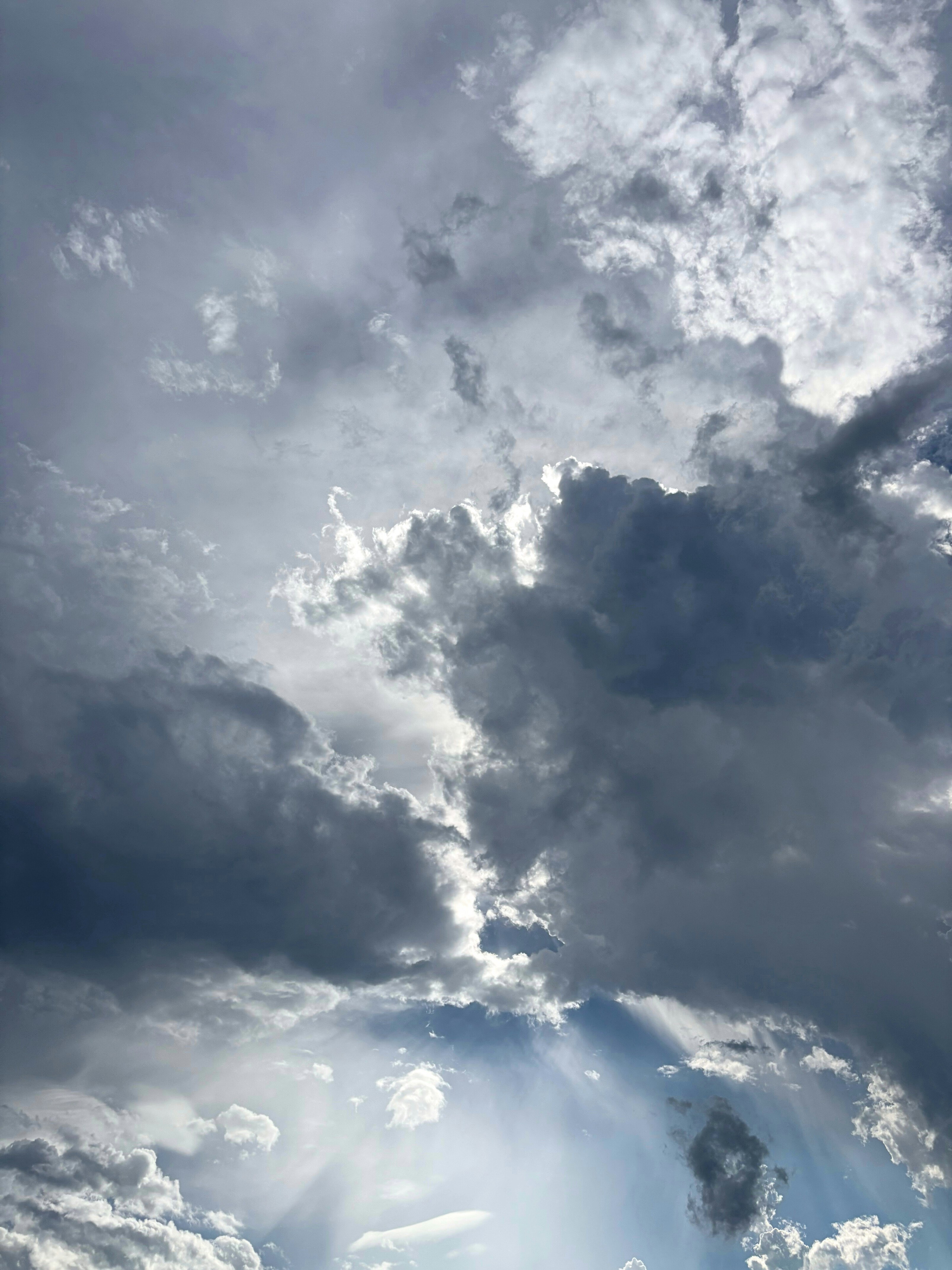 雲が広がる夏の空の光と青空