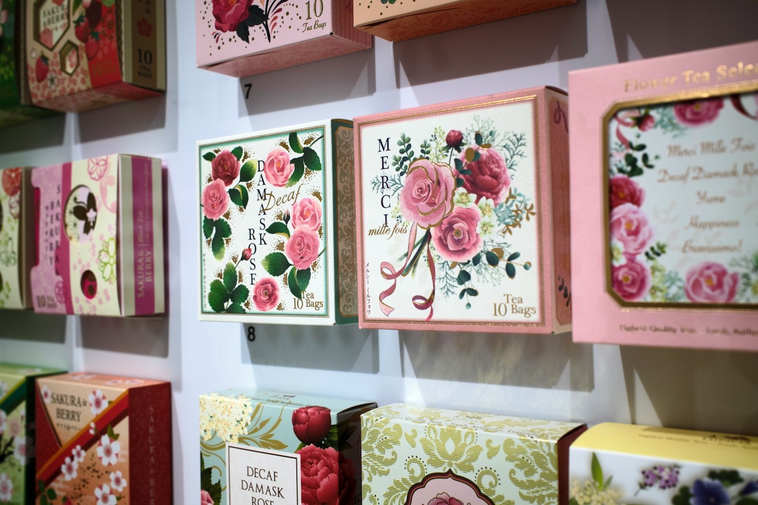 色彩缤纷的花卉图案礼品盒排列在墙上
