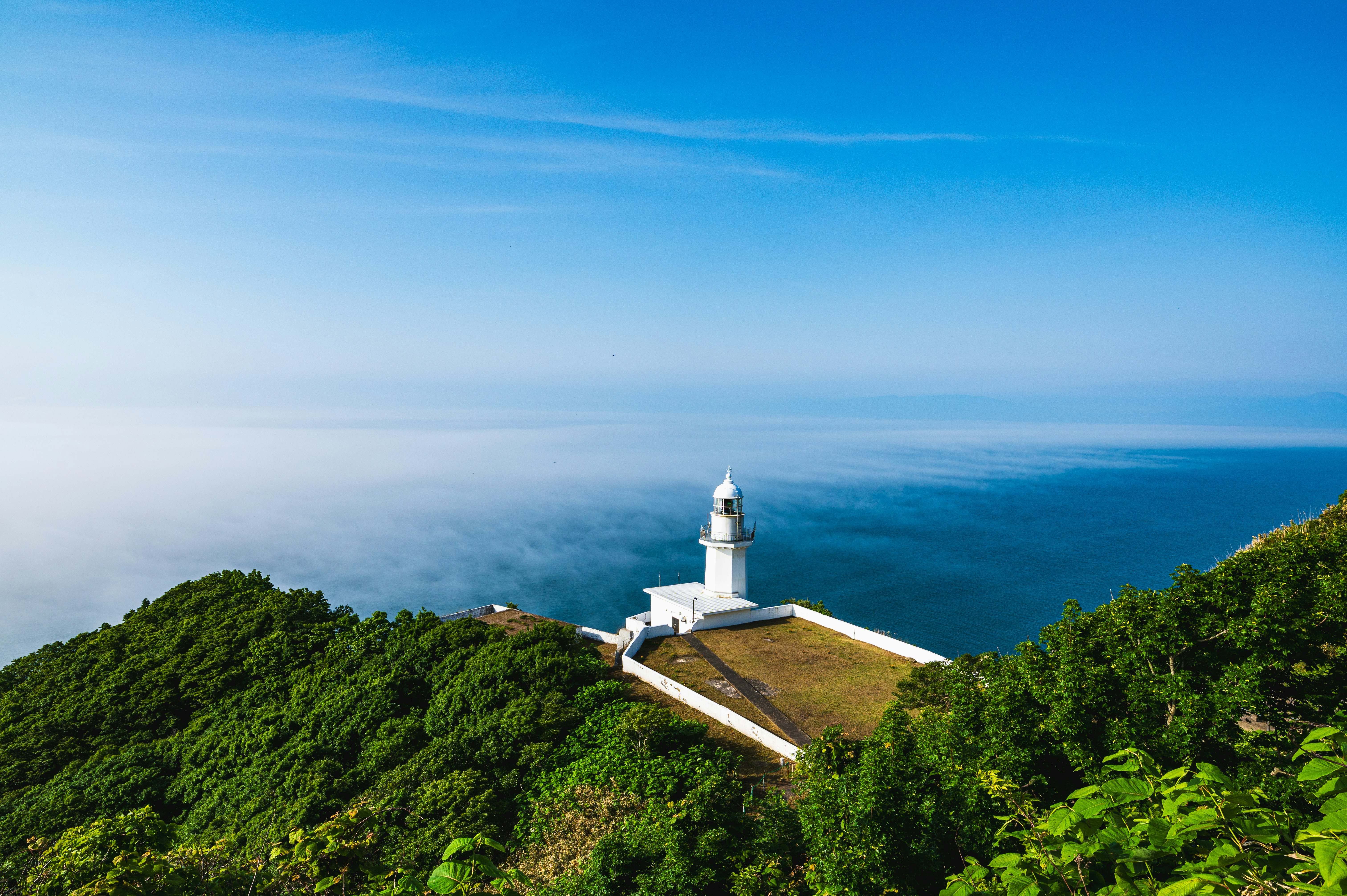 海を見下ろす丘の上の白い灯台