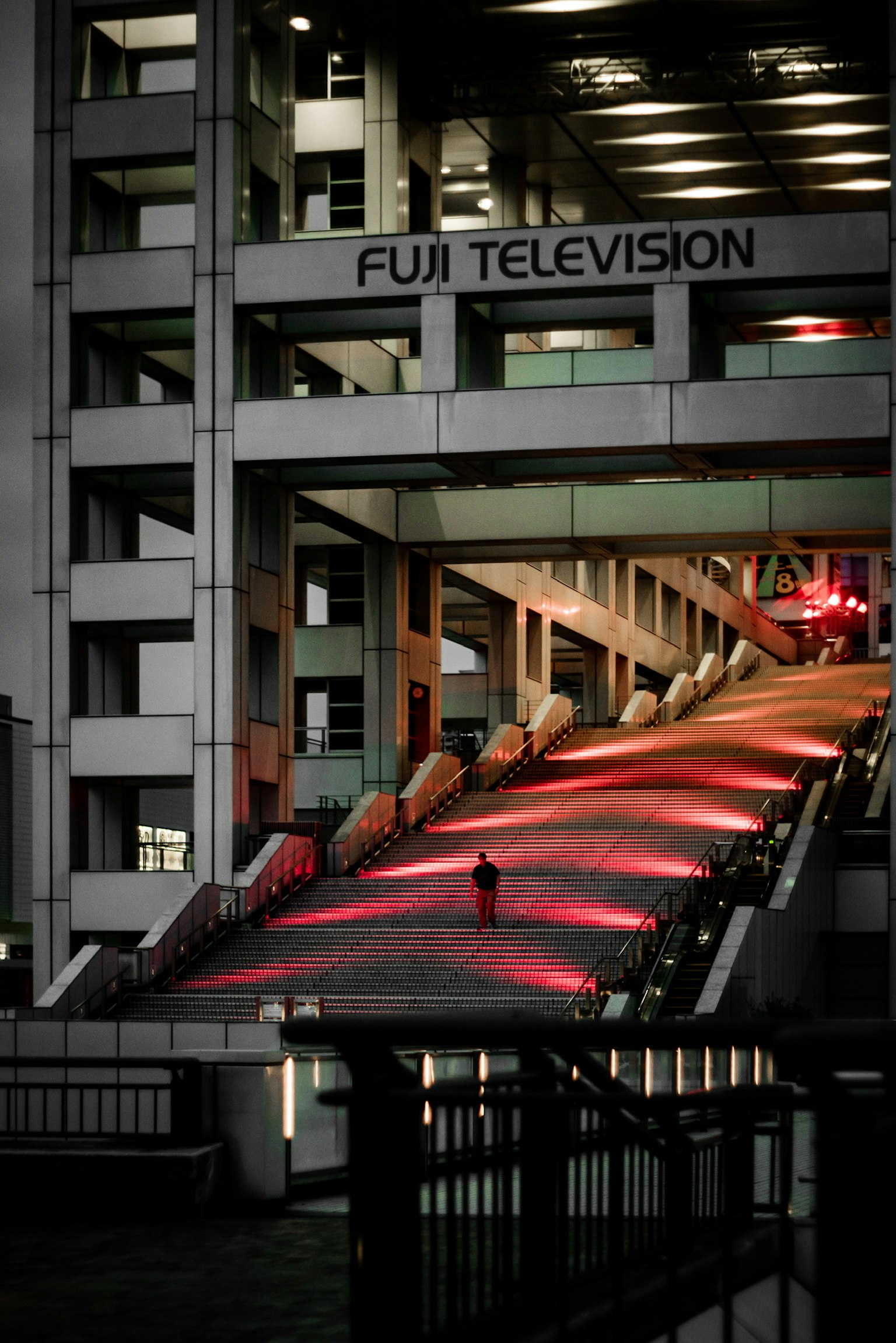 Đường dốc có ánh sáng đỏ tại tòa nhà Fuji Television