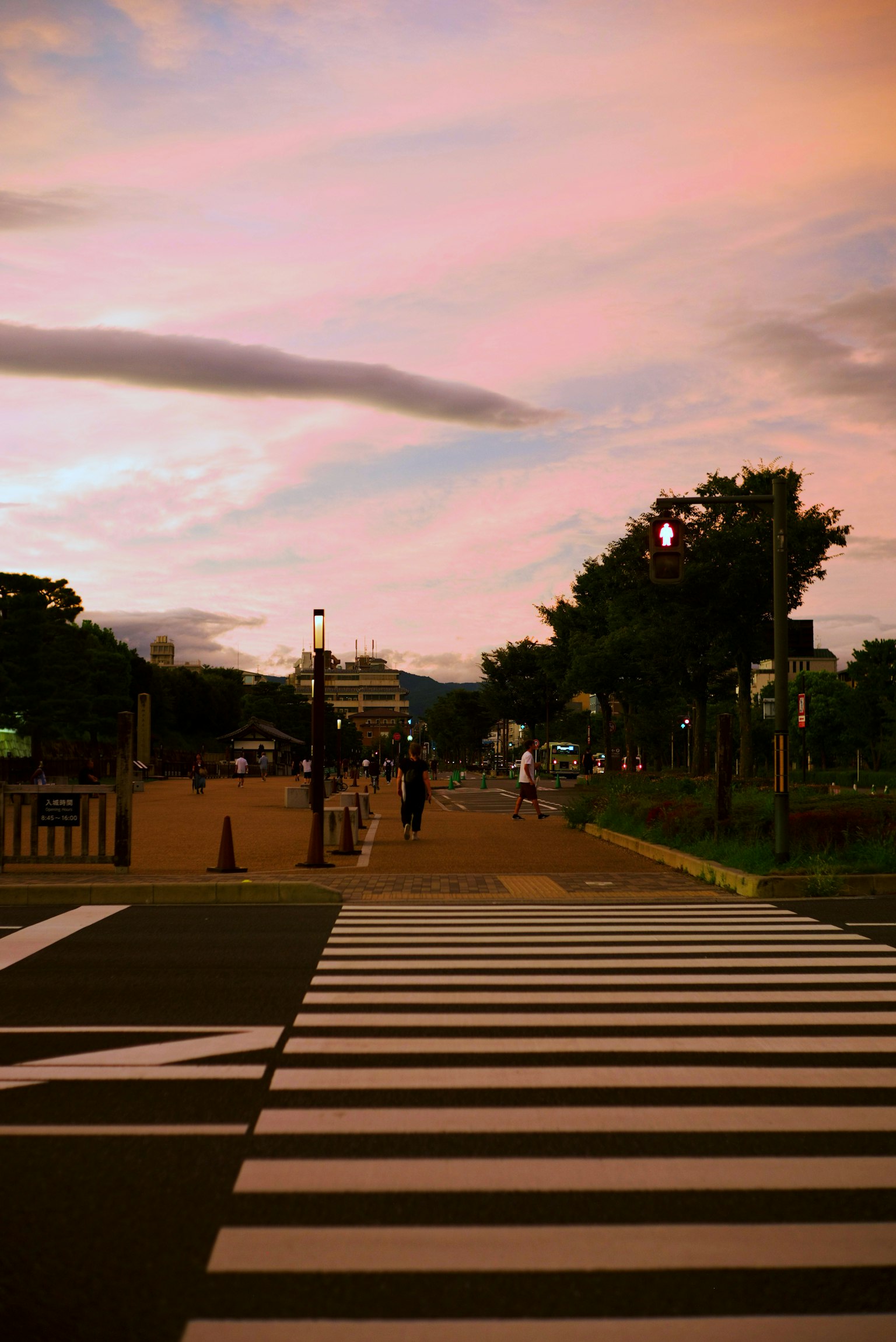 街道景觀，帶有斑馬線和日落天空