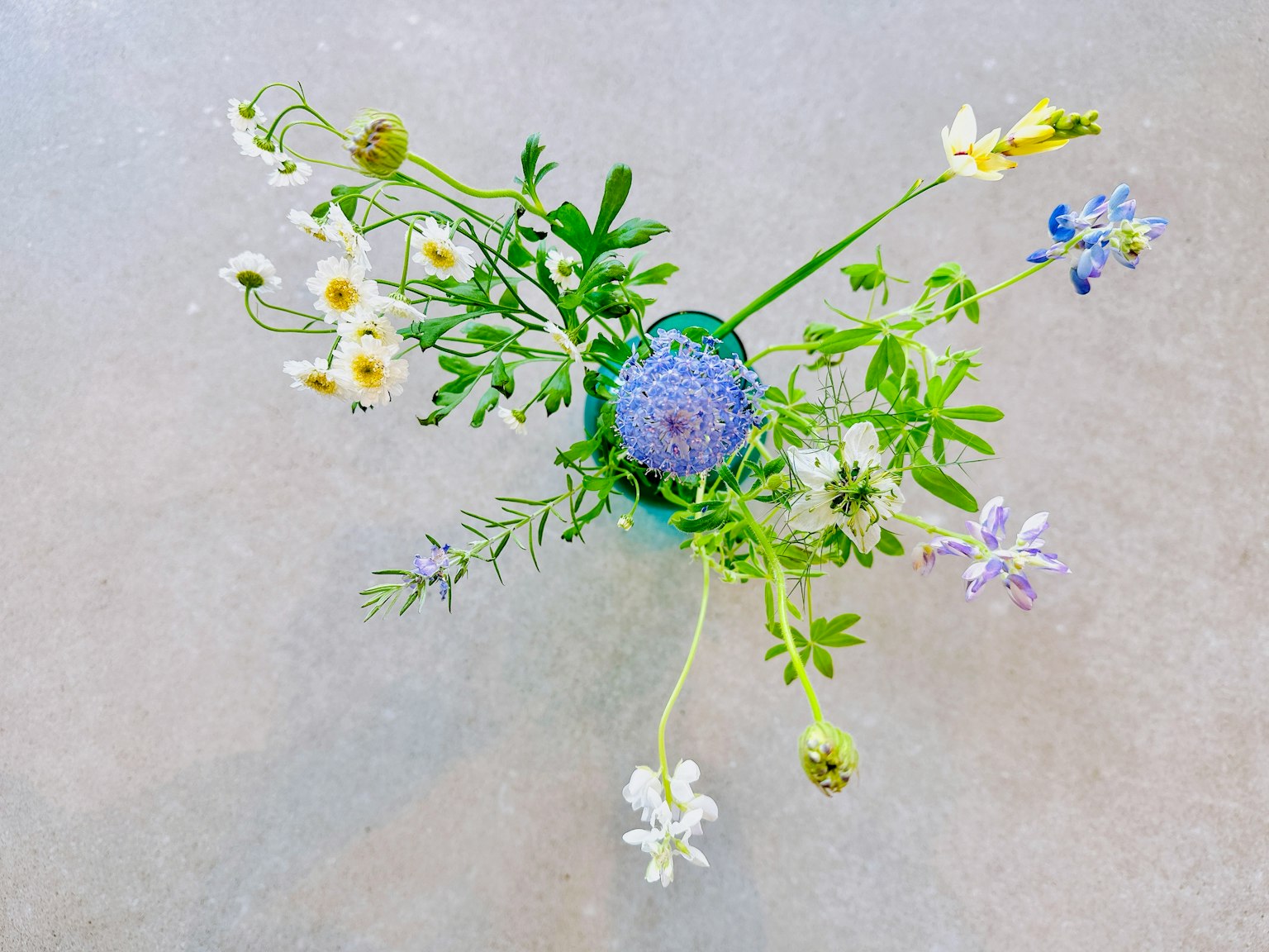 Ein schöner Strauß aus gemischten blauen und weißen Blumen von oben betrachtet