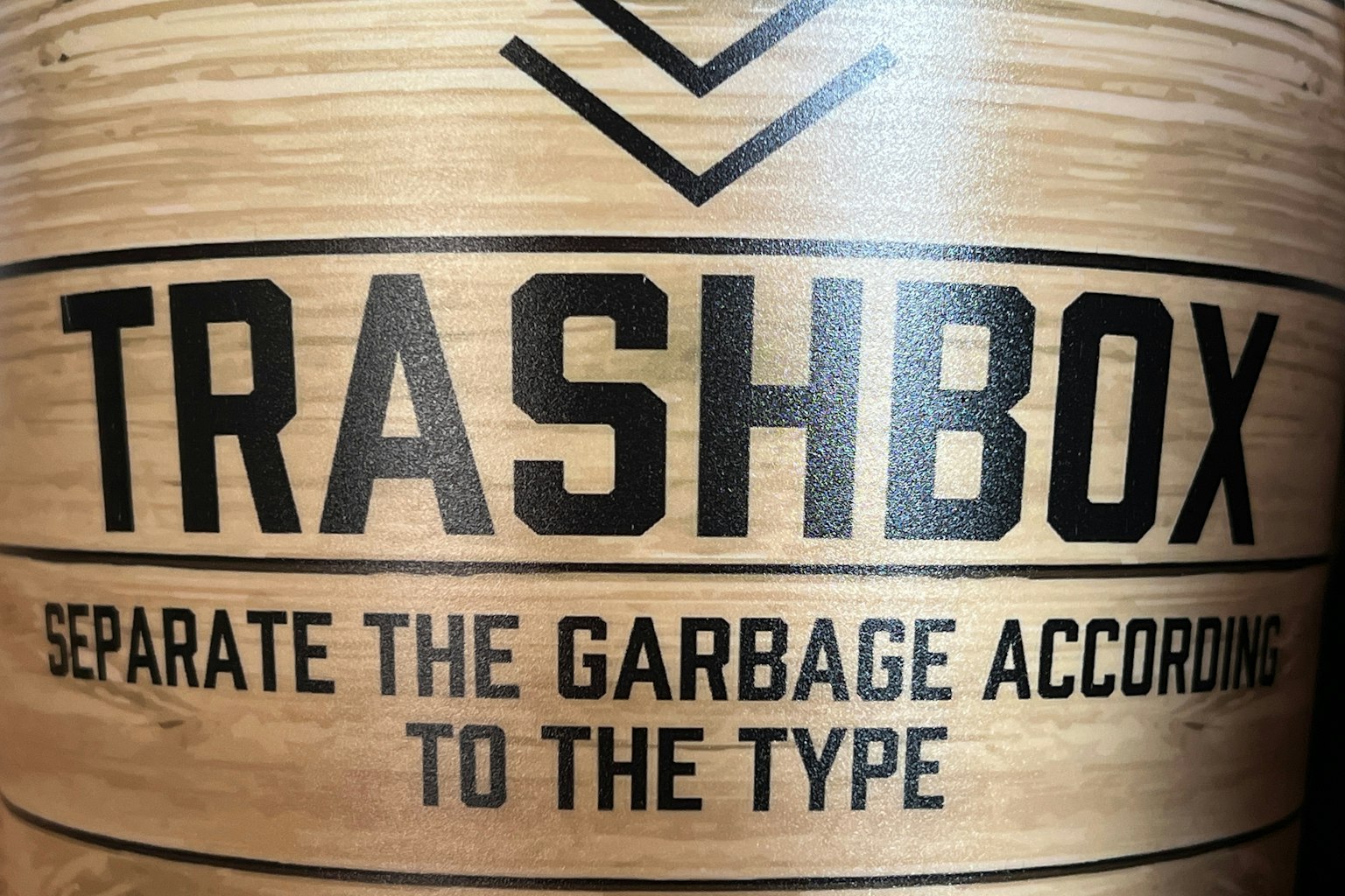 กล่องขยะไม้ที่มีข้อความ TRASHBOX และคำแนะนำการแยกขยะ