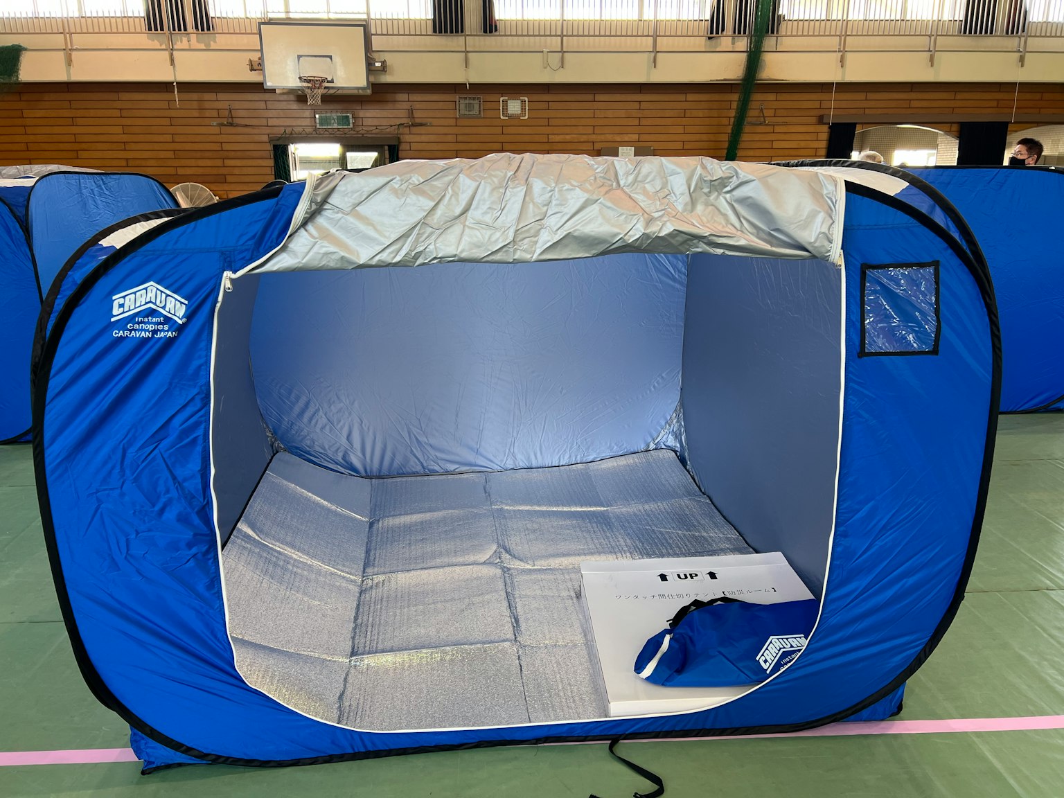 Vue intérieure d'une tente pop-up bleue avec un sol rembourré