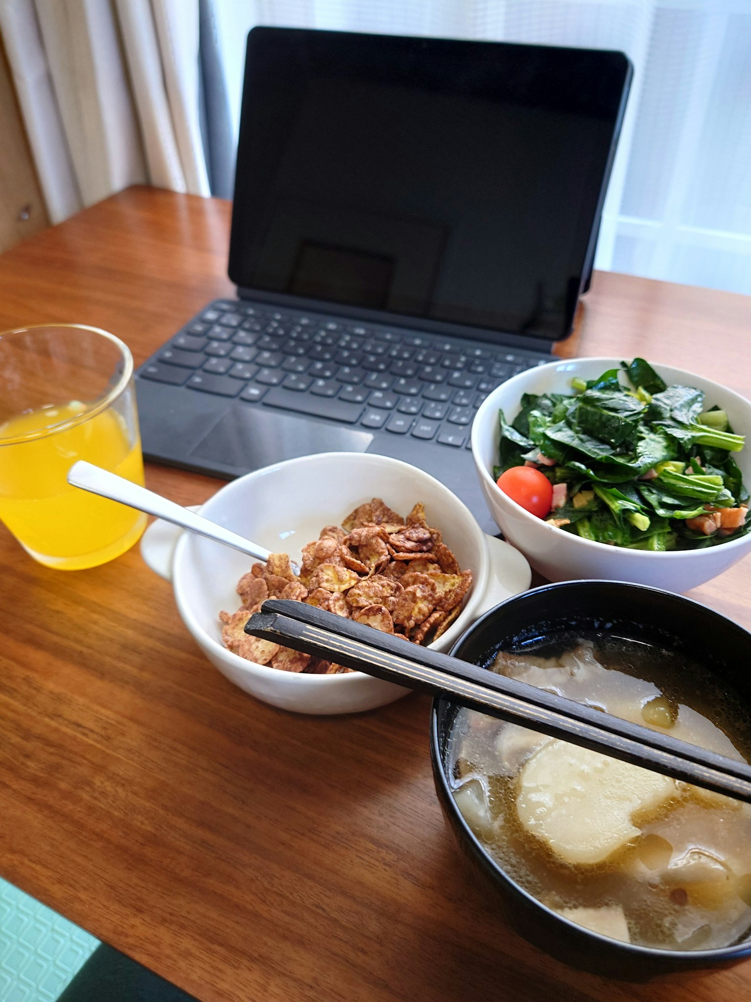 맛있는 일본식 식사 세트와 테이블 위의 노트북