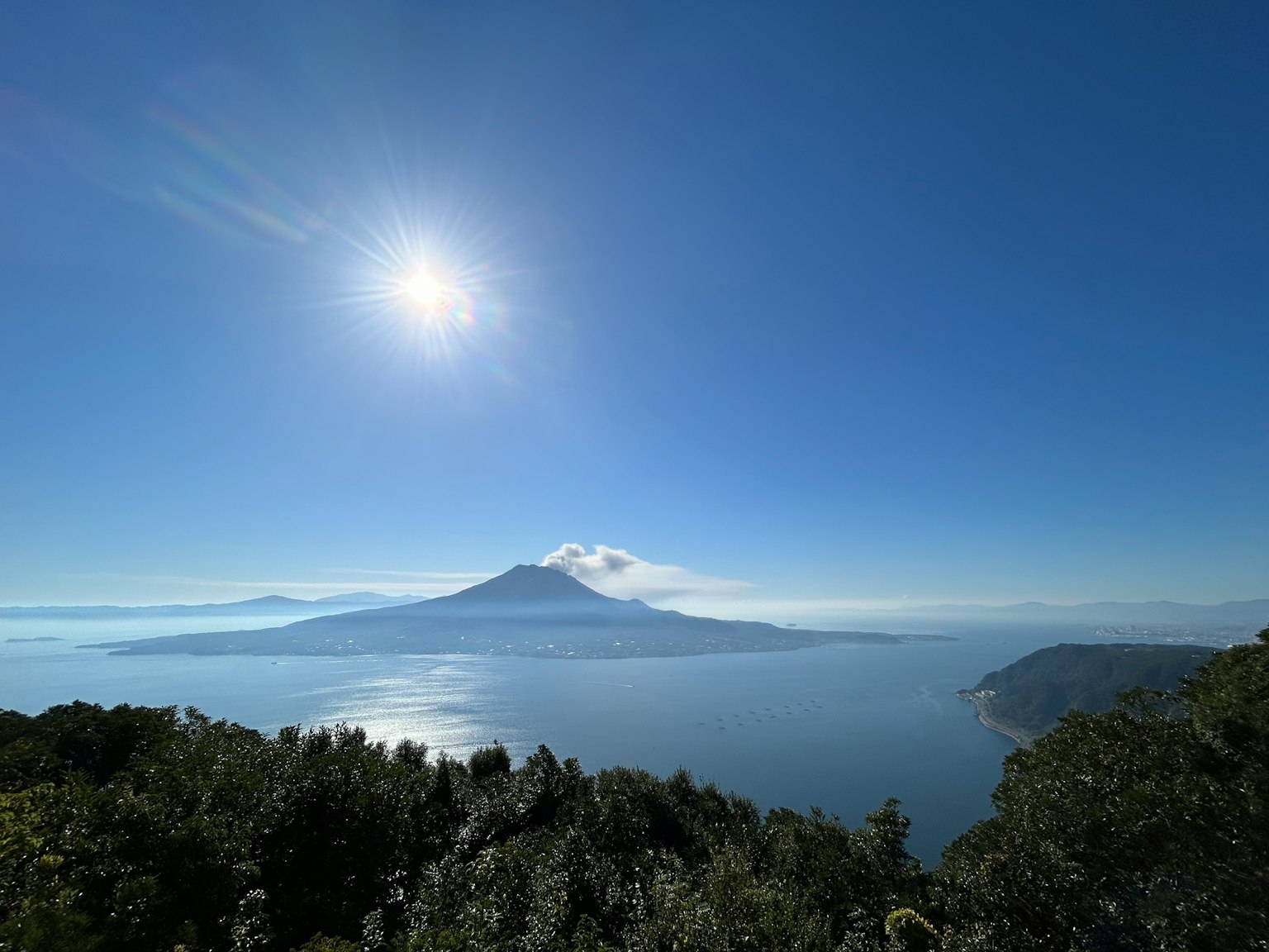 Pemandangan gunung yang menakjubkan di bawah langit biru cerah dengan pemandangan laut