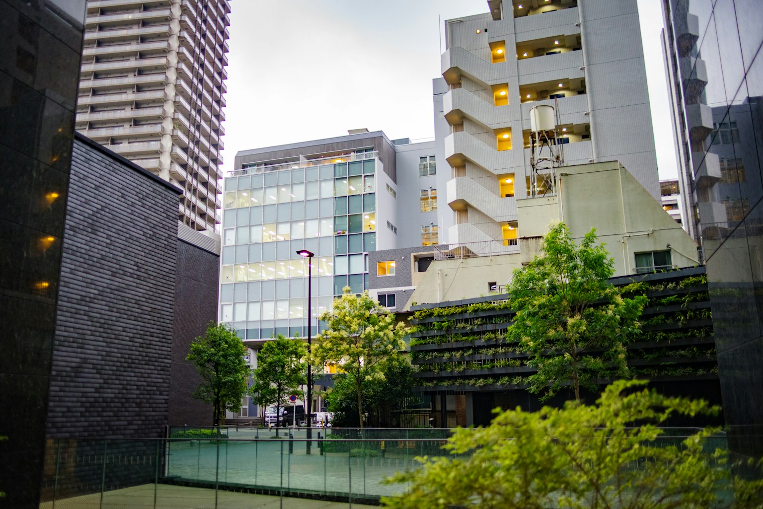 Paysage urbain avec des immeubles modernes et une végétation luxuriante