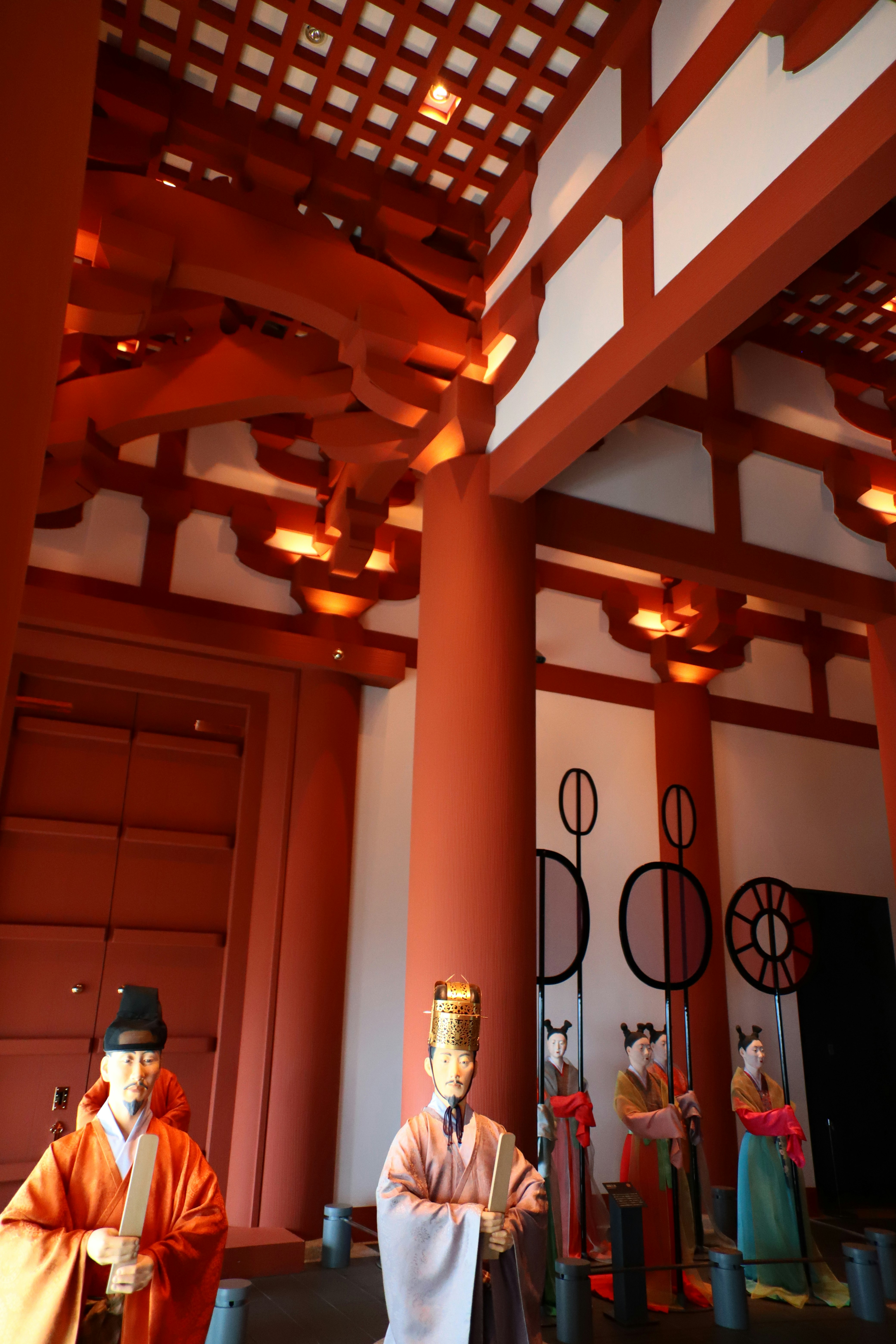 朱色の柱と格天井が並ぶ寺院の回廊