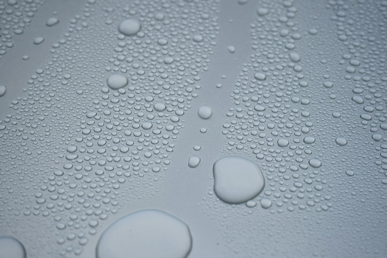 Gros plan de gouttes d'eau sur une surface lisse