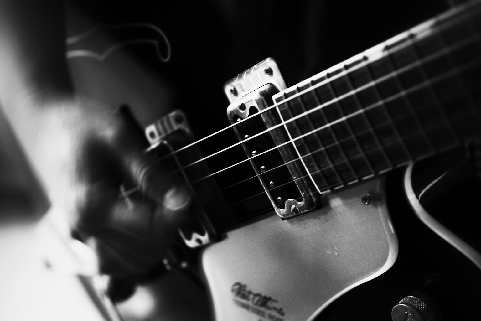 Close-up tangan memainkan senar gitar