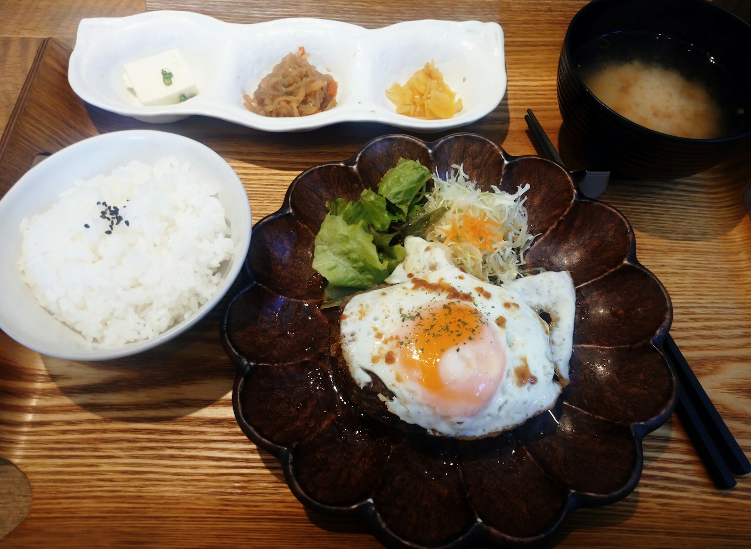 米飯，溫泉蛋，蔬菜沙拉，味噌湯，日本風格呈現