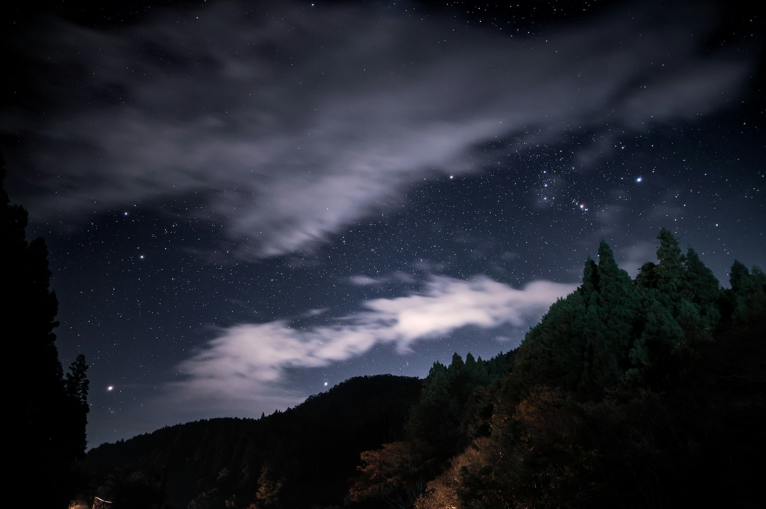 Langit malam dipenuhi bintang dan awan