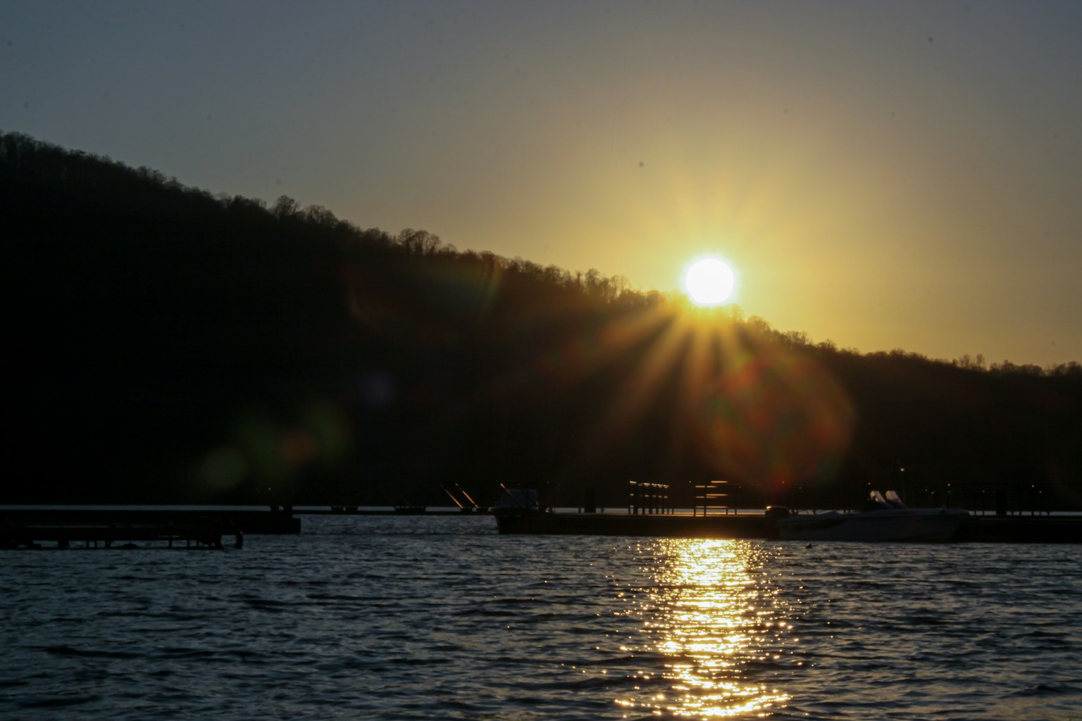 Coucher de soleil sur une montagne avec des reflets sur l'eau