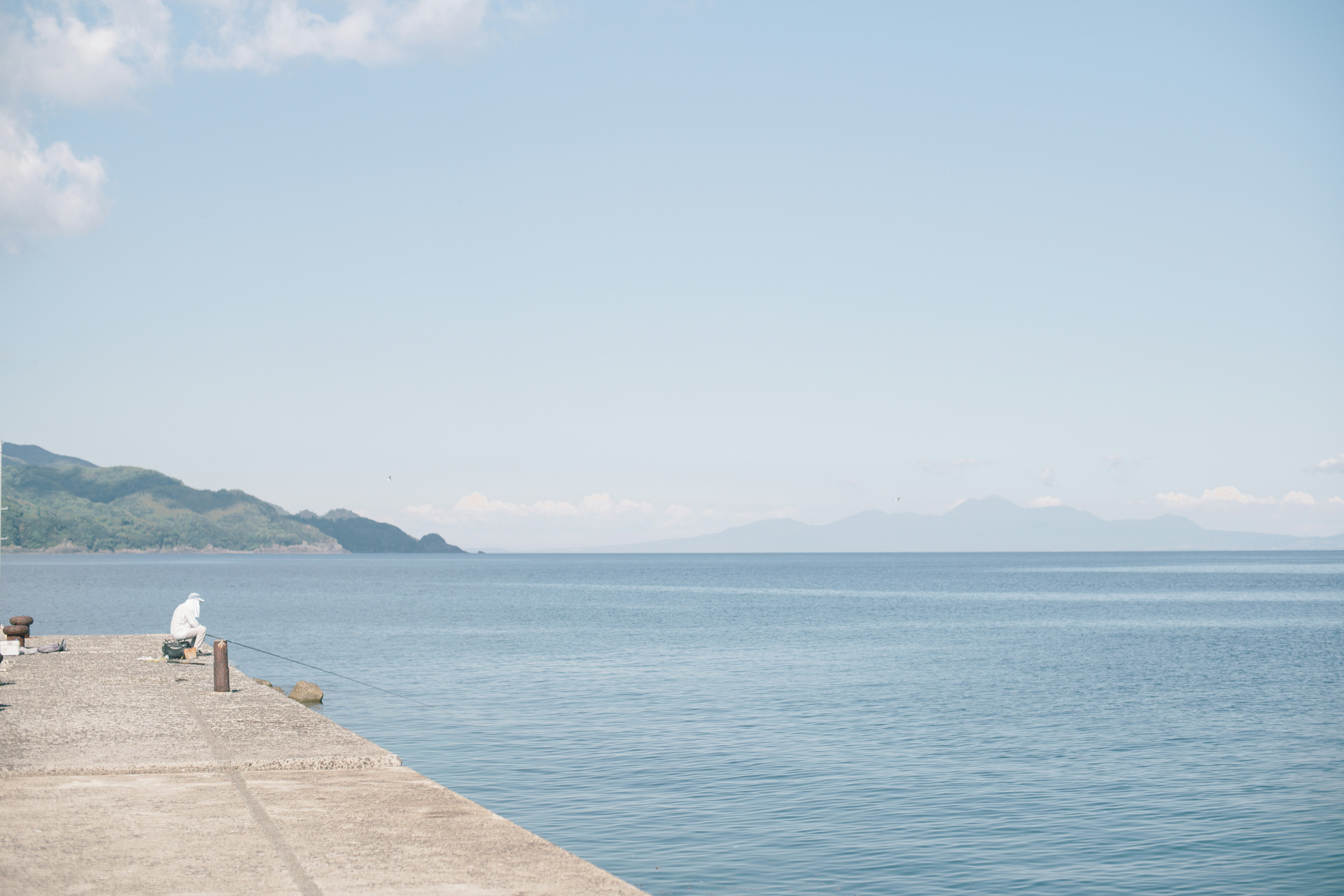 海沿いの遊歩道と穏やかな水平線