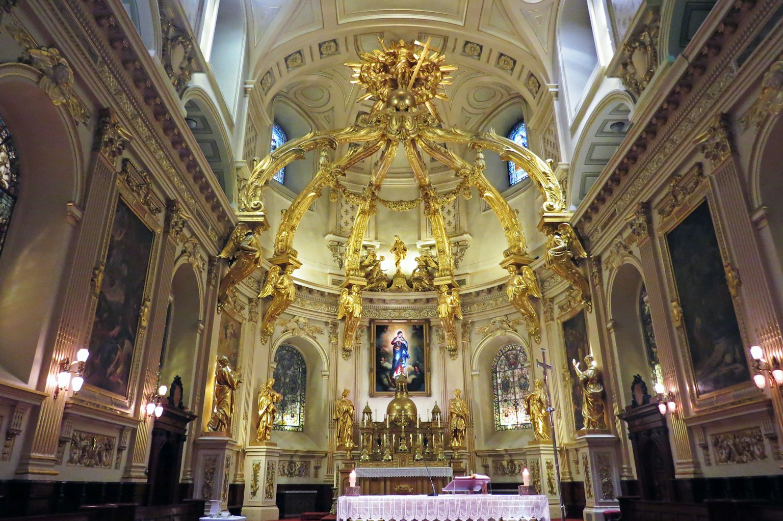 Interno maestoso di una chiesa con decorazioni dorate intricate