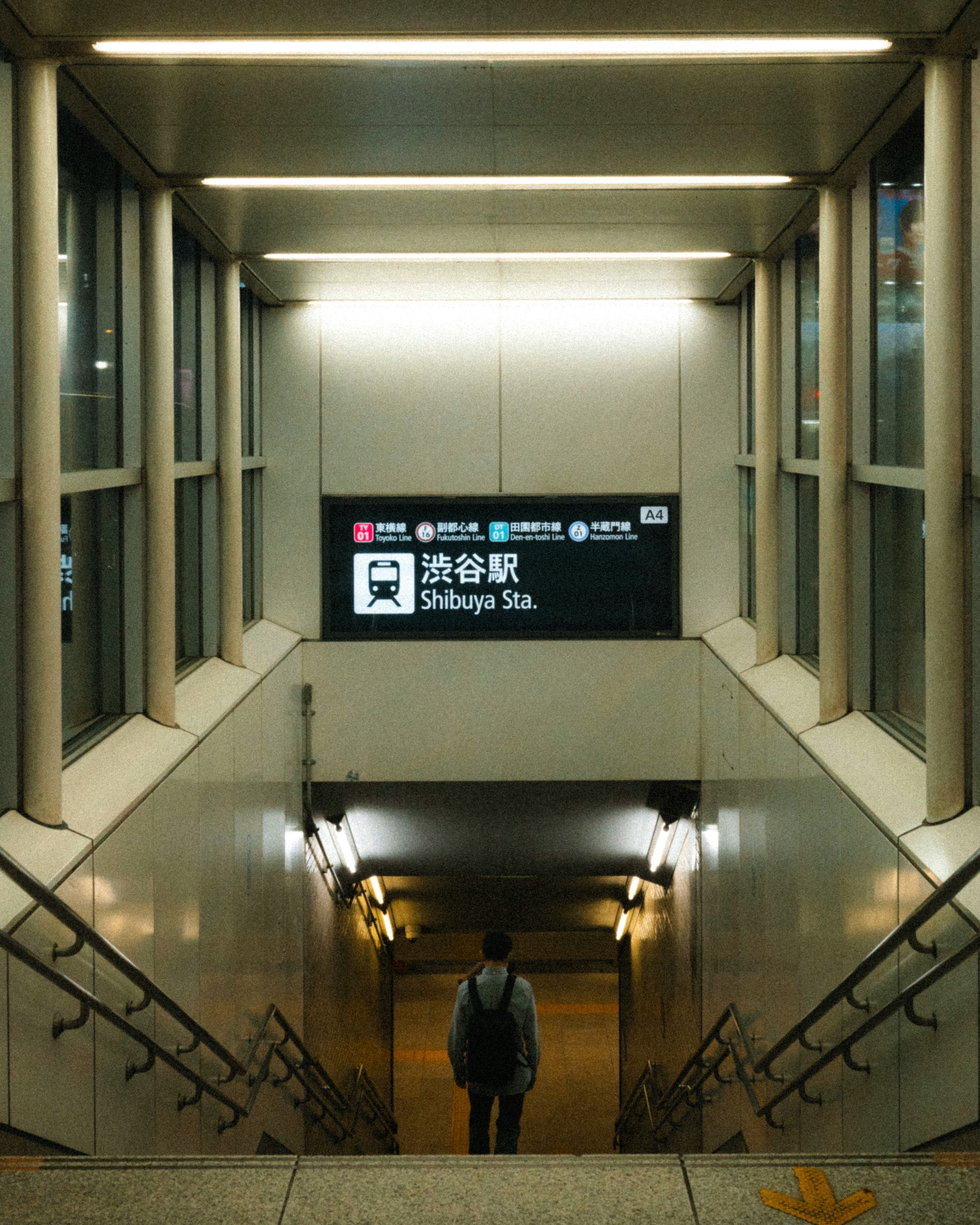 渋谷駅の構内通路と案内表示