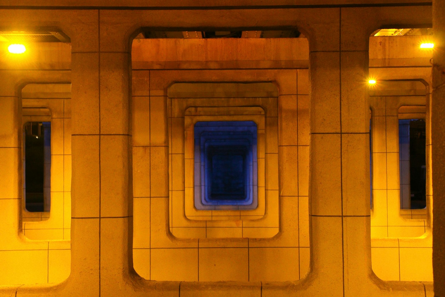 Estructura de pared geométrica con luz azul