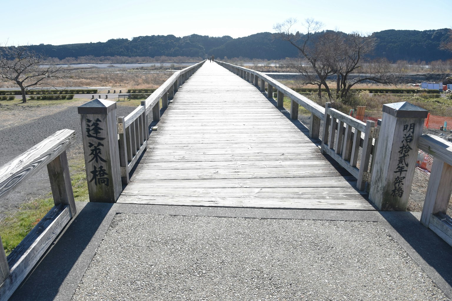 Un pont en bois s'étendant au loin