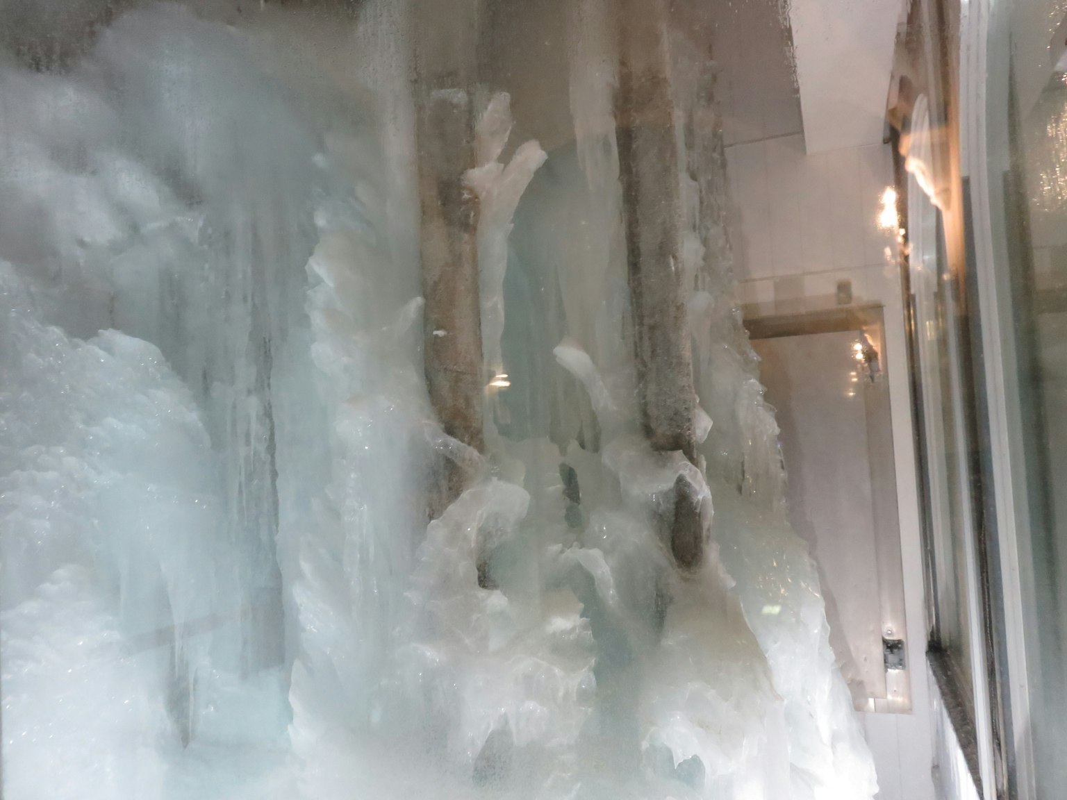 Eiswand mit schaumiger Flüssigkeit