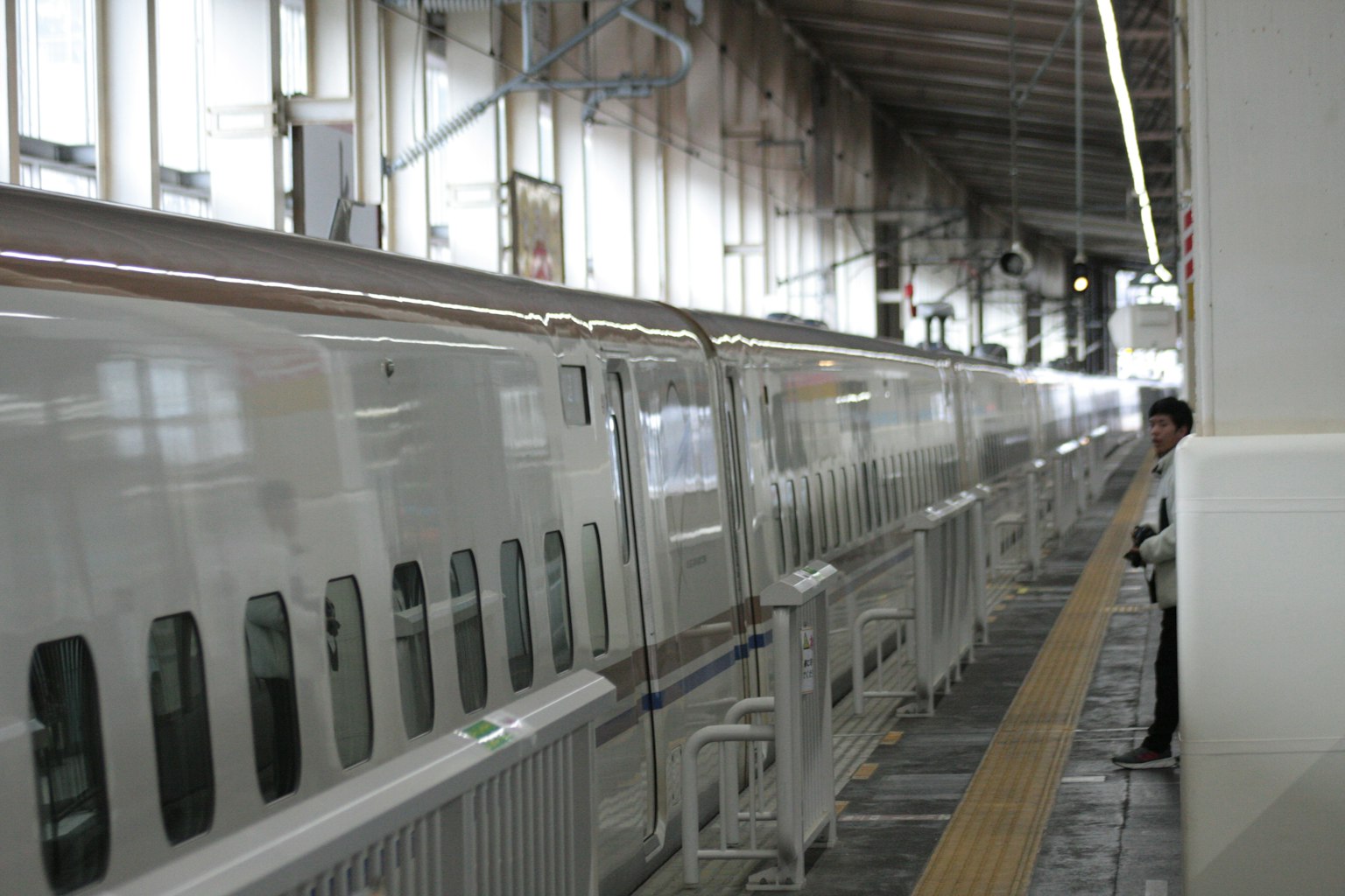 รถไฟชินคันเซนสีขาวจอดอยู่ที่ชานชาลา