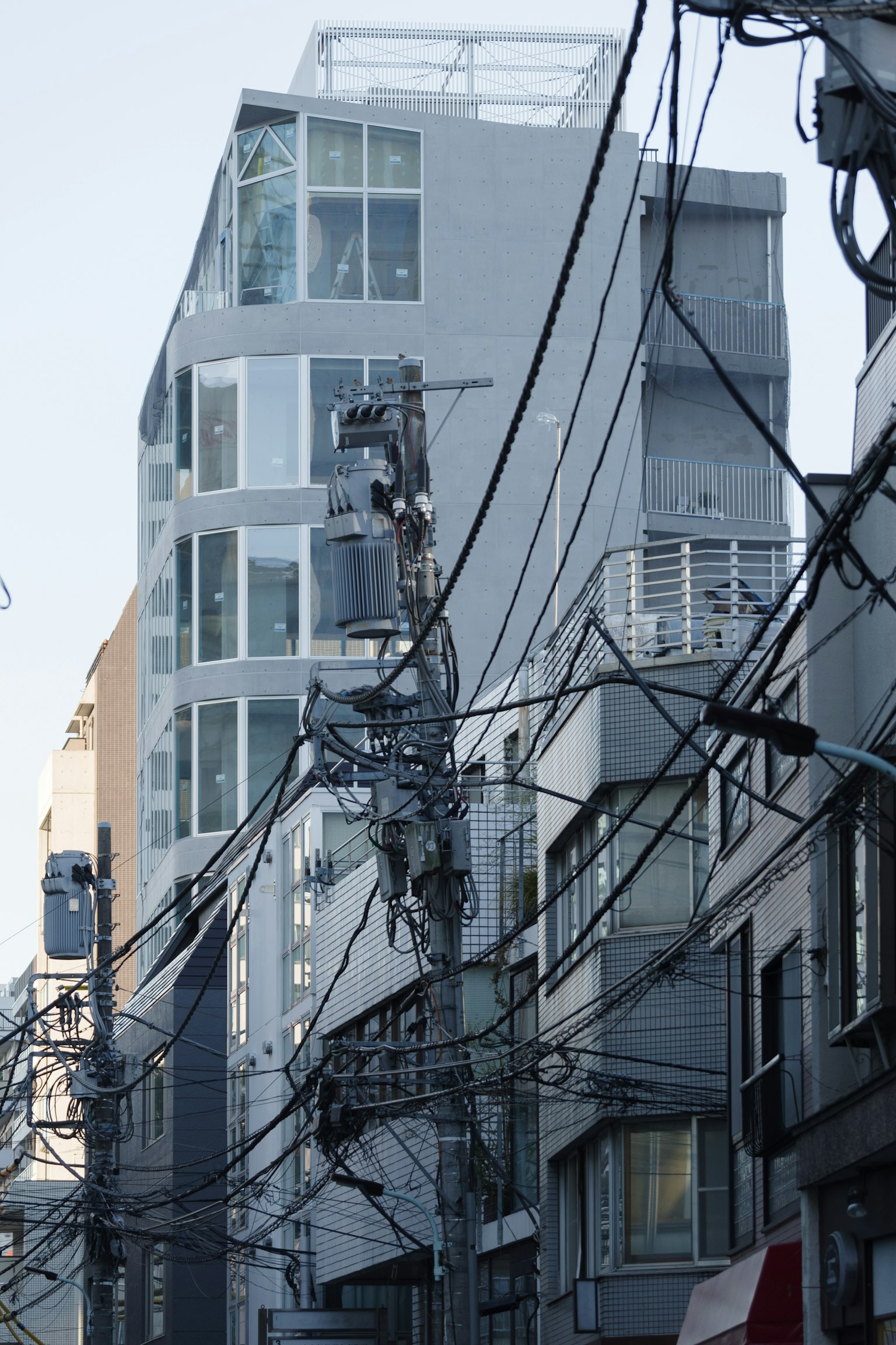 Imagen de un edificio moderno rodeado de líneas eléctricas complejas