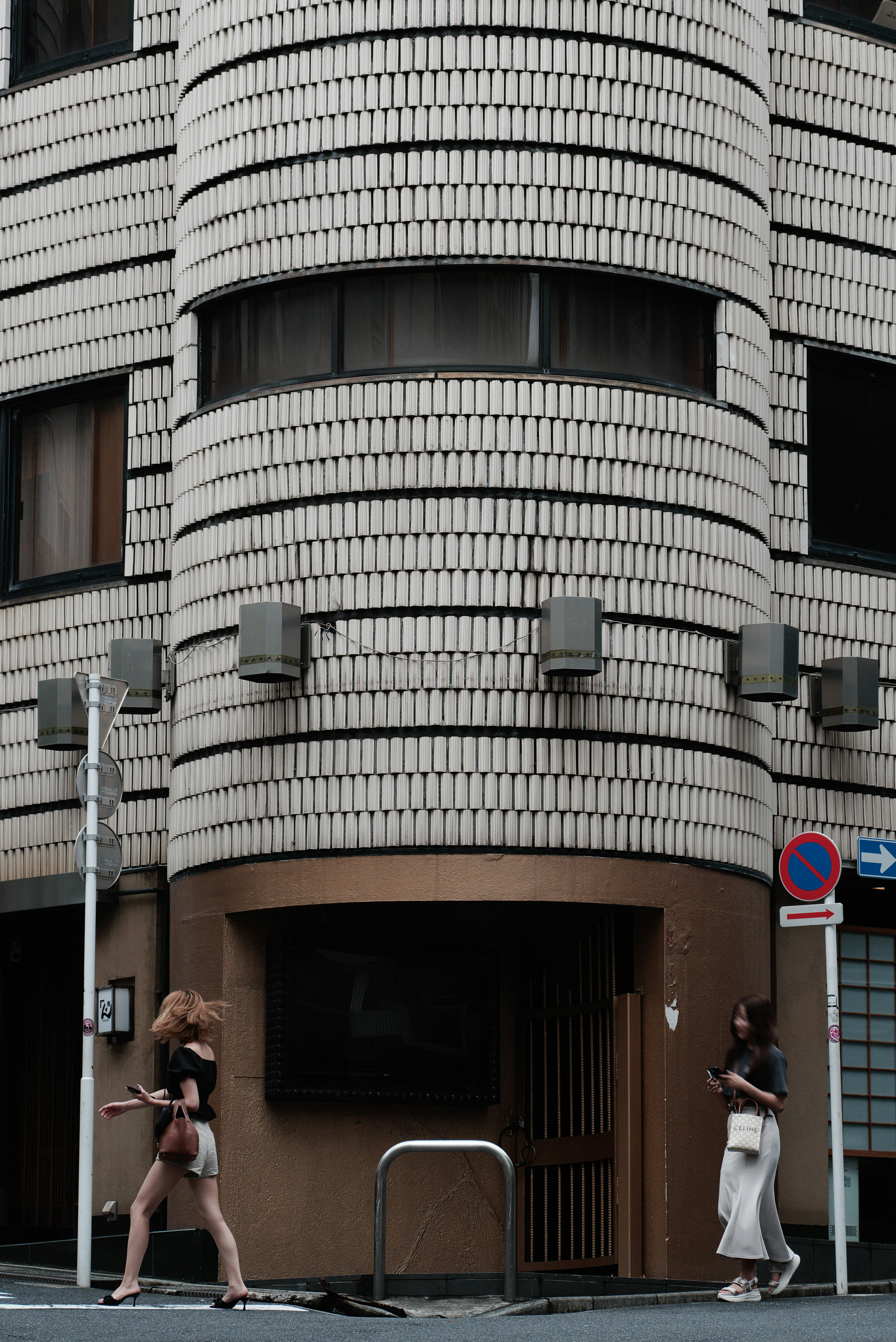 六本木の街角にある円形の建物外観