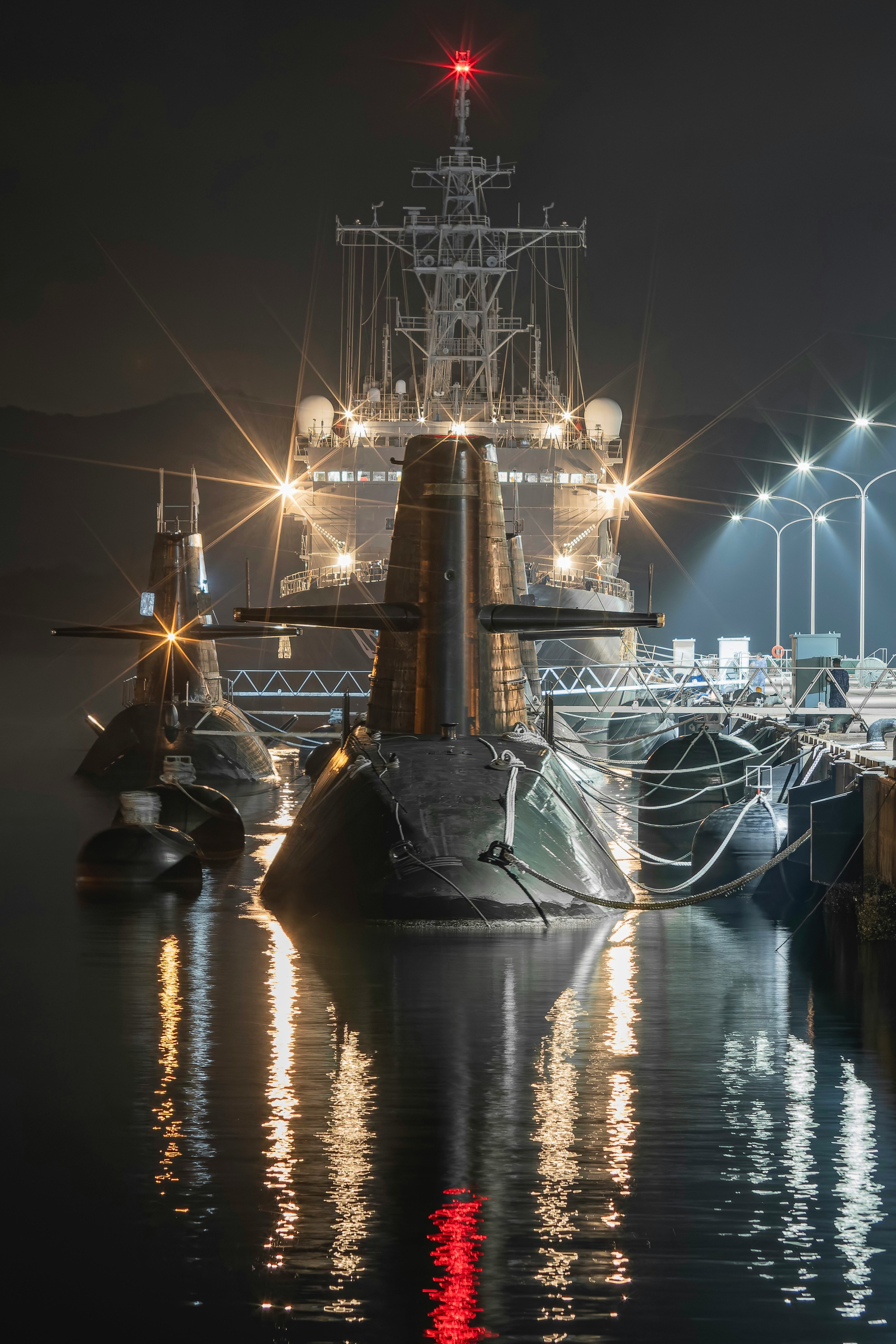 pemandangan malam kapal selam di dermaga dengan lampu pelabuhan