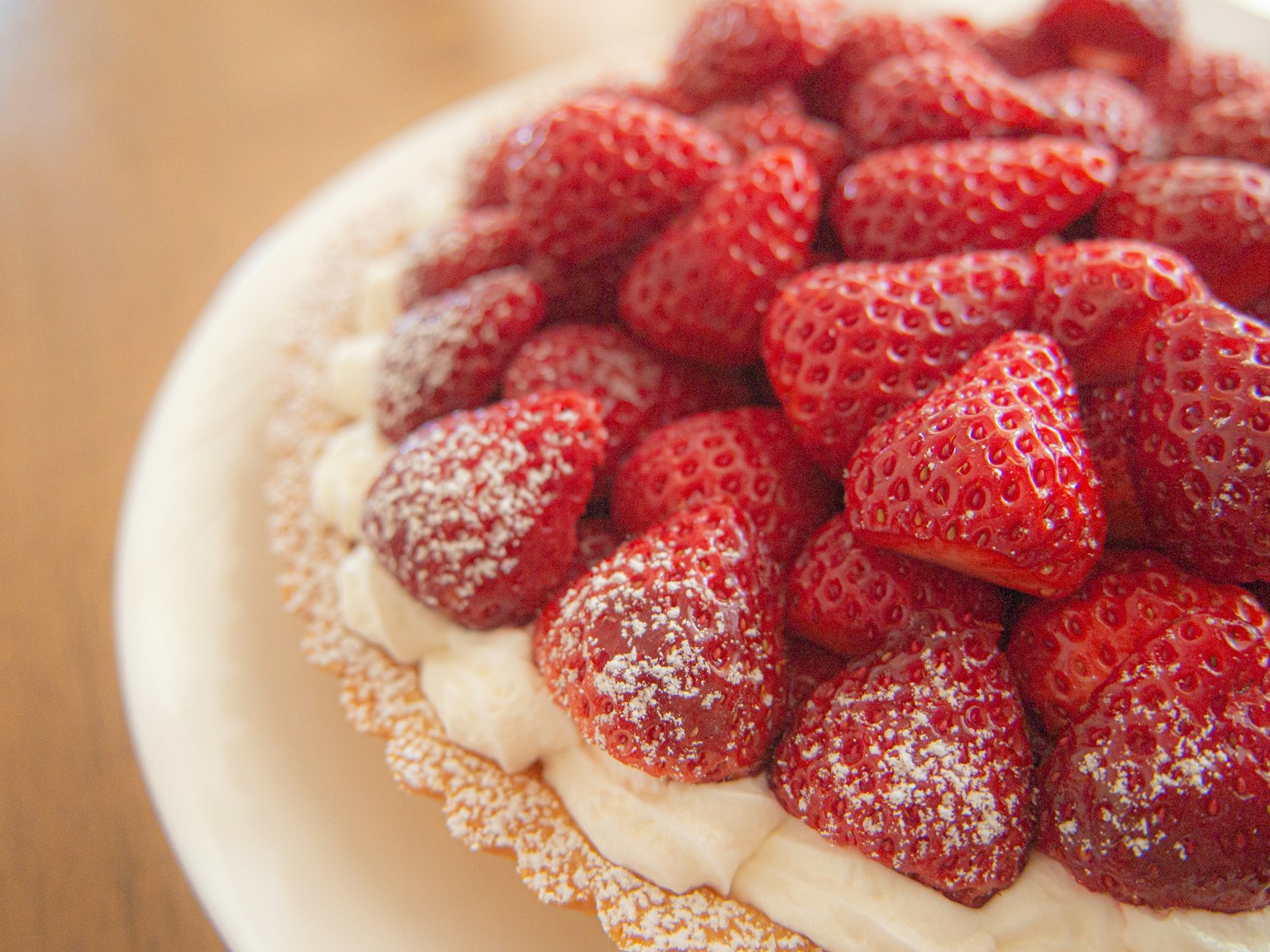 Bánh tart dâu tây ngon được phủ bằng dâu tây tươi