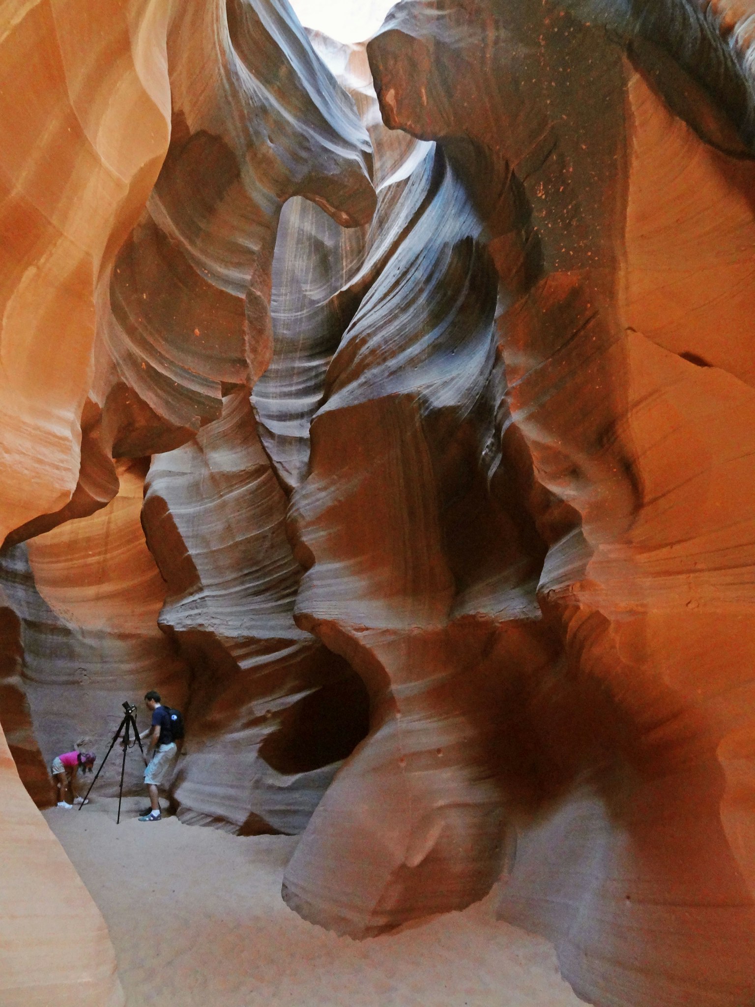 ภาพภายในหุบเขาแอนเทโลปที่แสดงให้เห็นถึงรูปแบบหินที่สวยงามและช่างภาพ