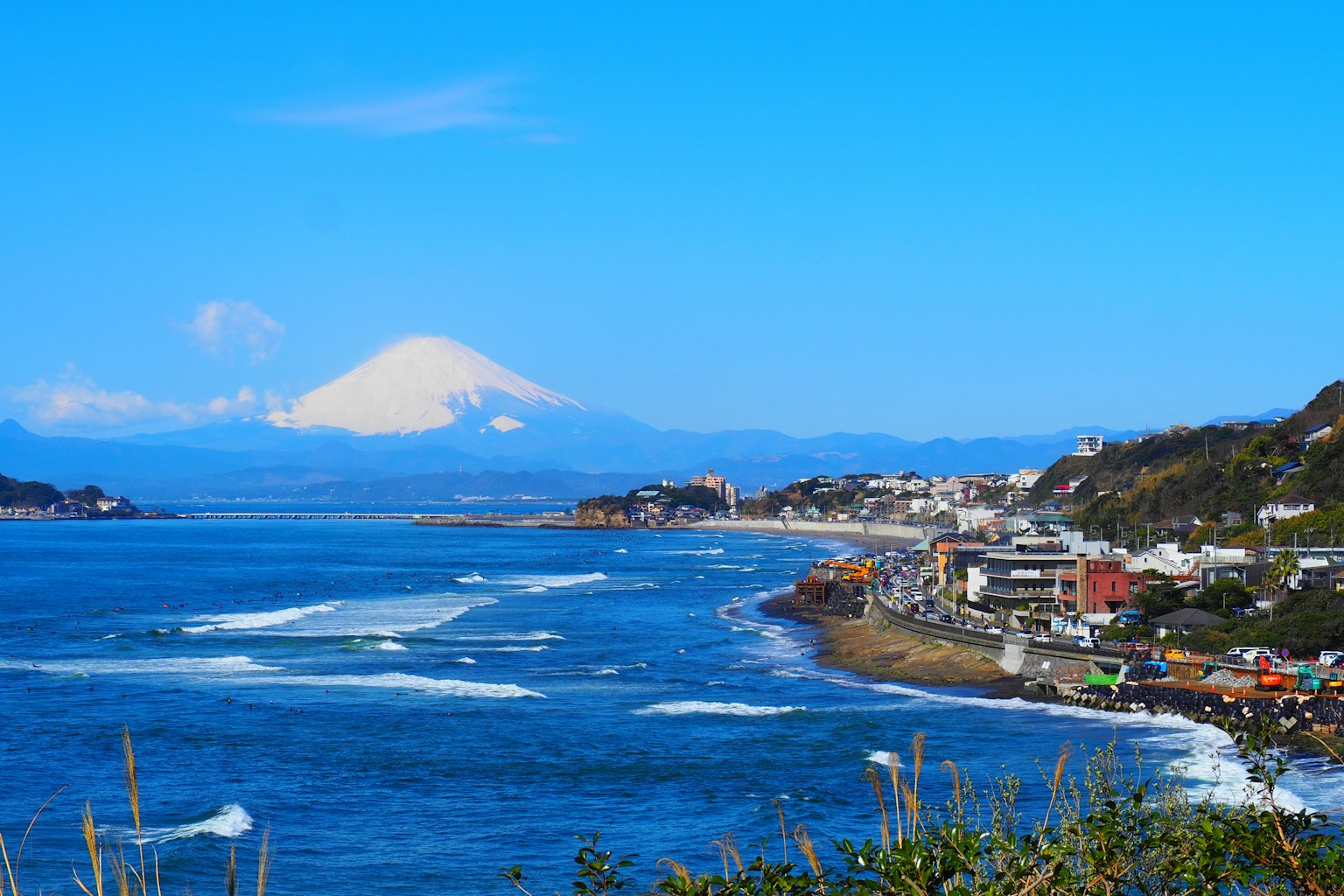 Paysage côtier avec un ciel bleu et le mont Fuji en arrière-plan