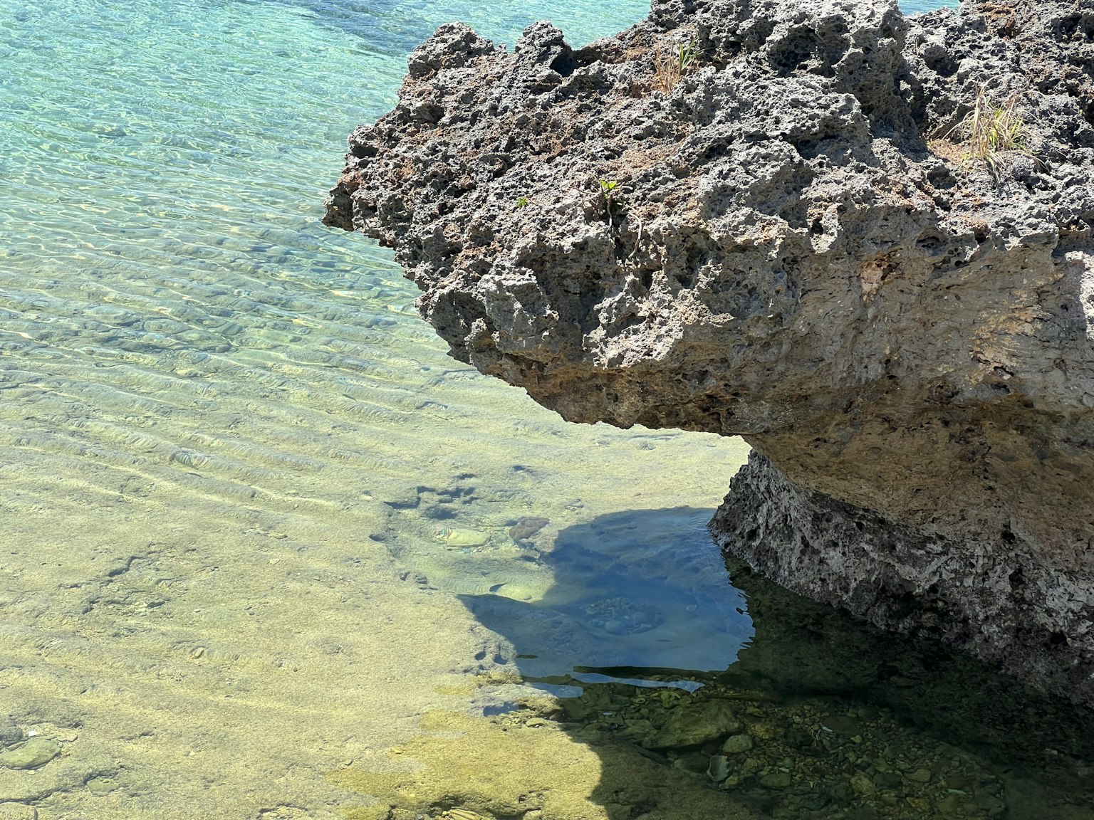 Roca sobresaliendo sobre agua clara