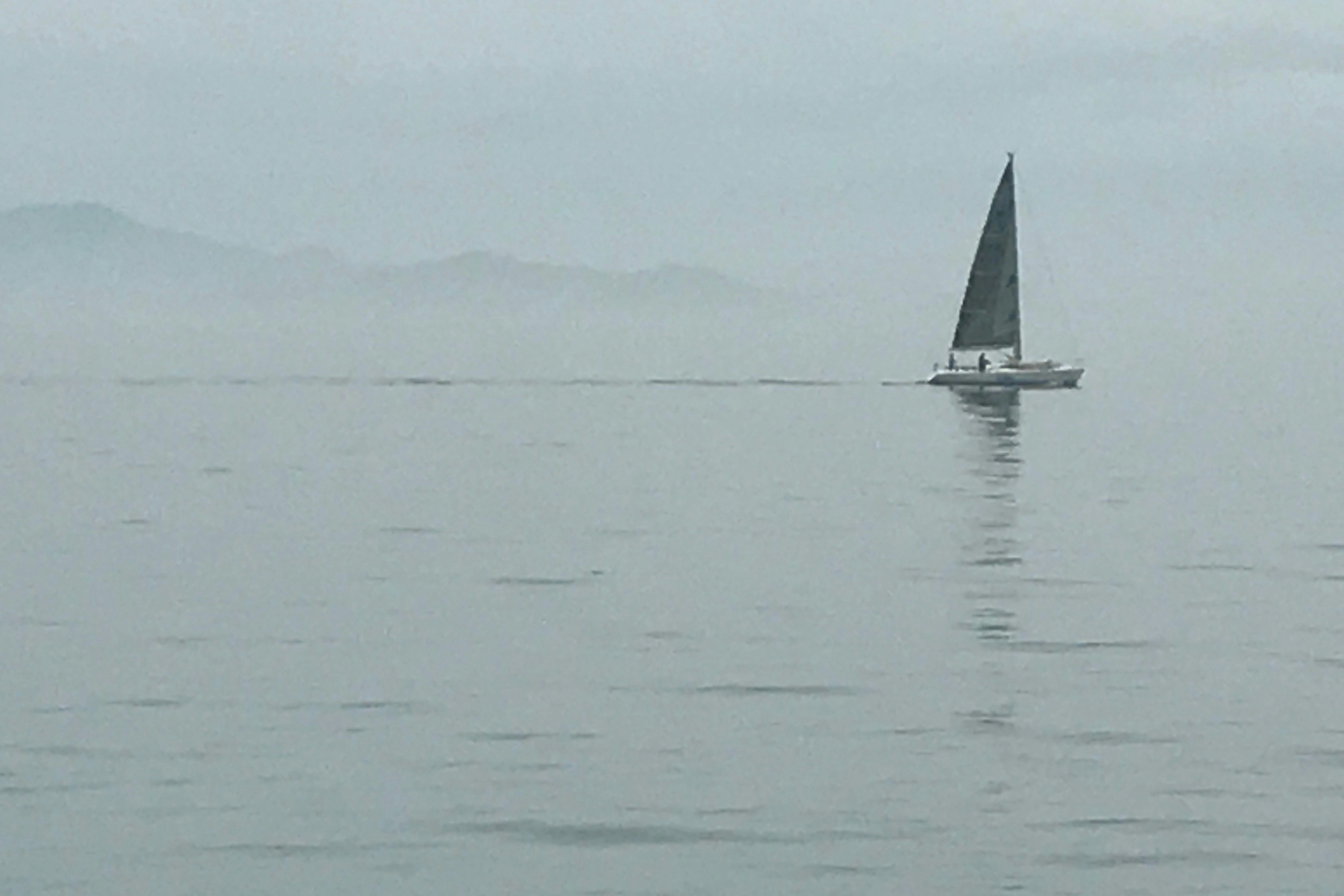 霧に包まれた琵琶湖の湖面とヨット