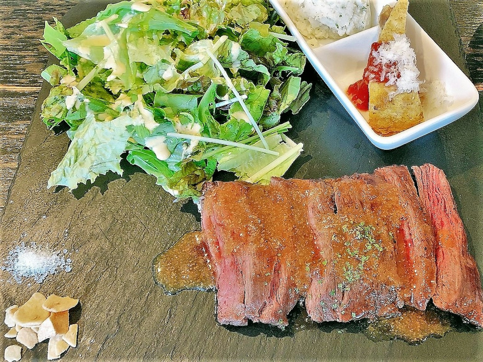 Đĩa thịt thái lát và salad ngon