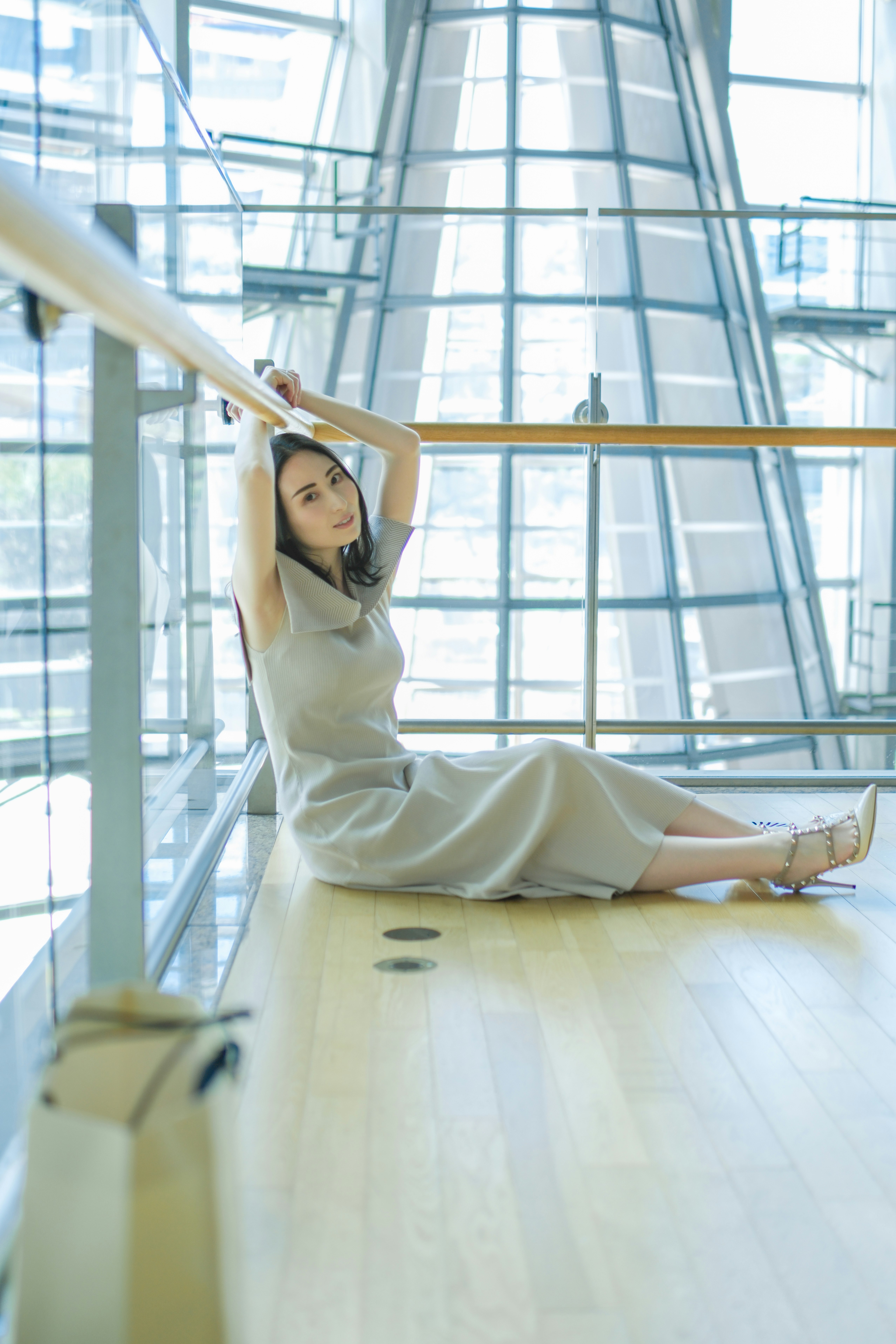 玻璃墙室内里伸展的女性