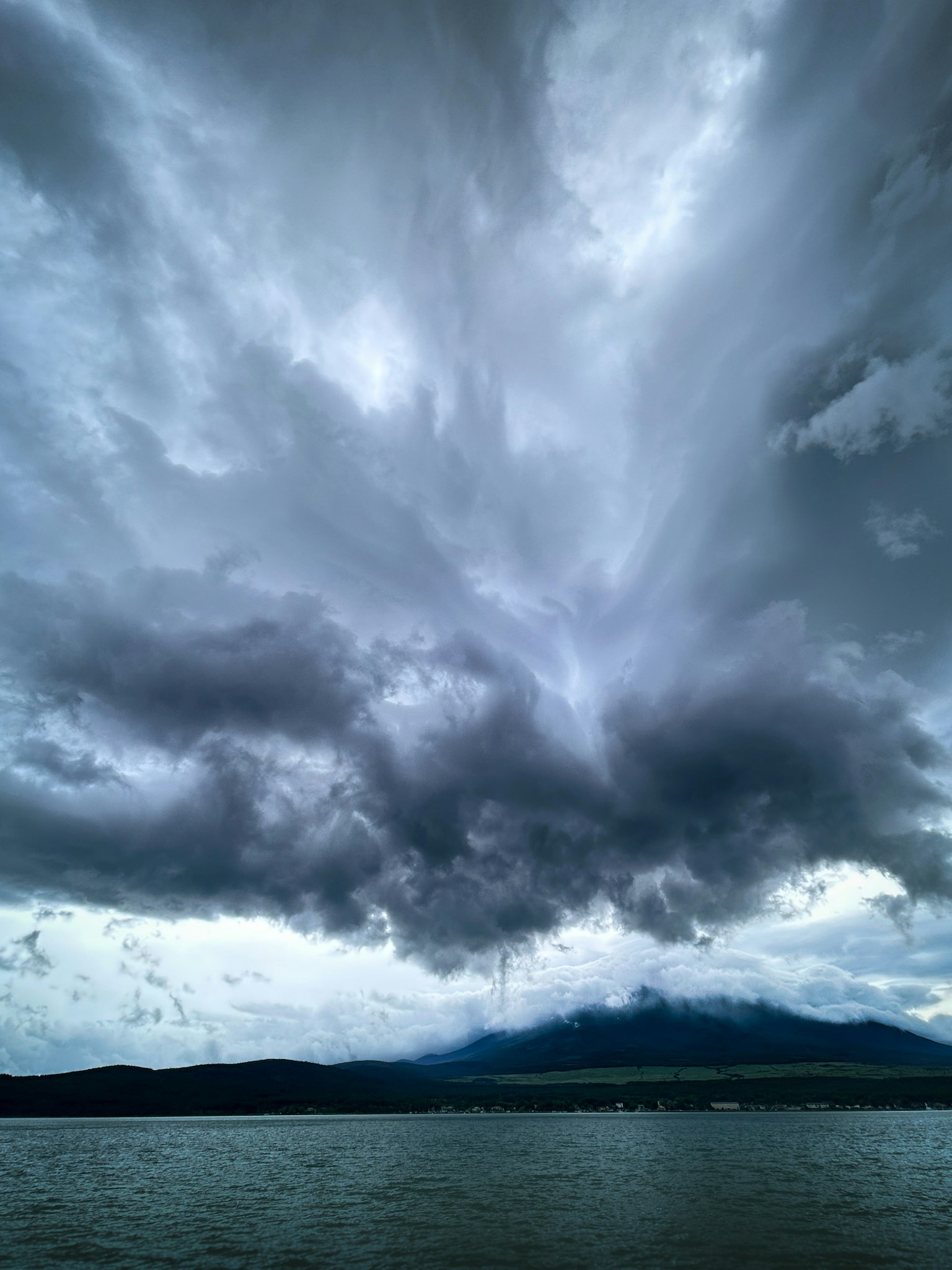 Ciel dramatique avec des nuages sombres au-dessus d'un lac