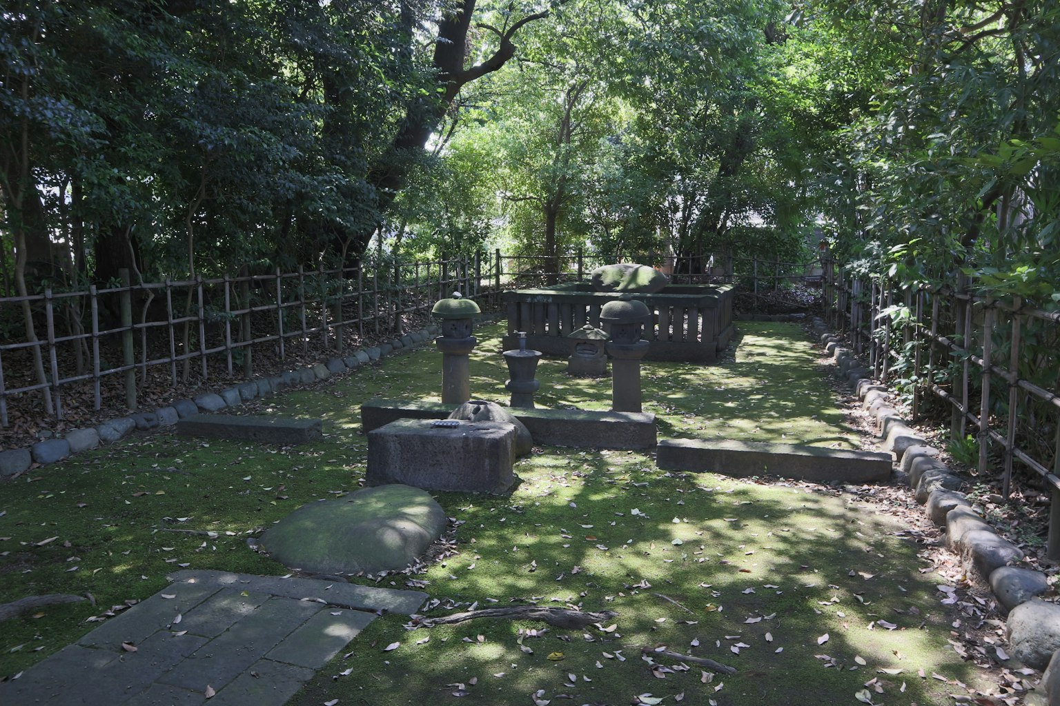 Cimetière tranquille avec des tombes en pierre entourées de verdure luxuriante