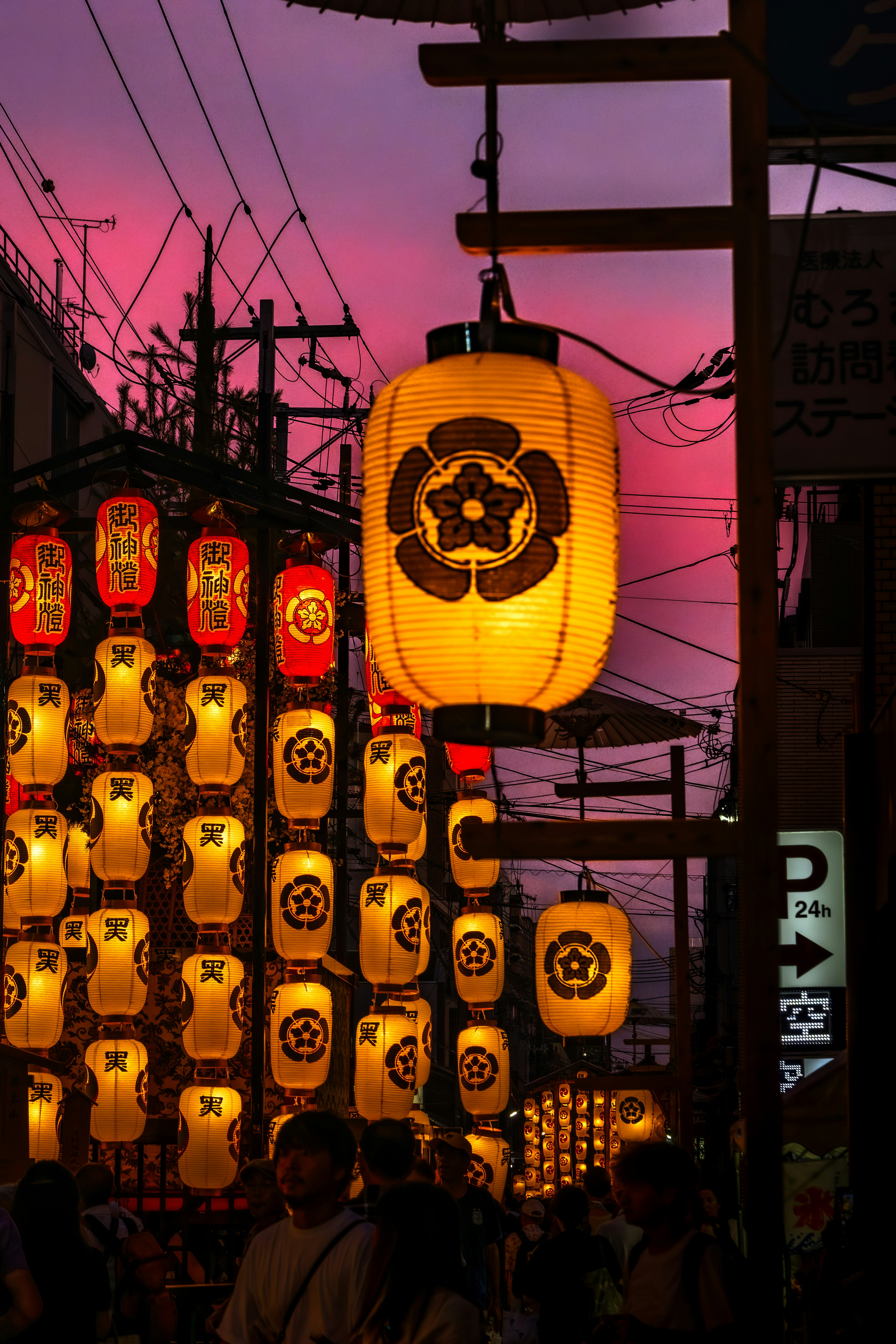 提灯が並ぶ夜の商店街の軒先