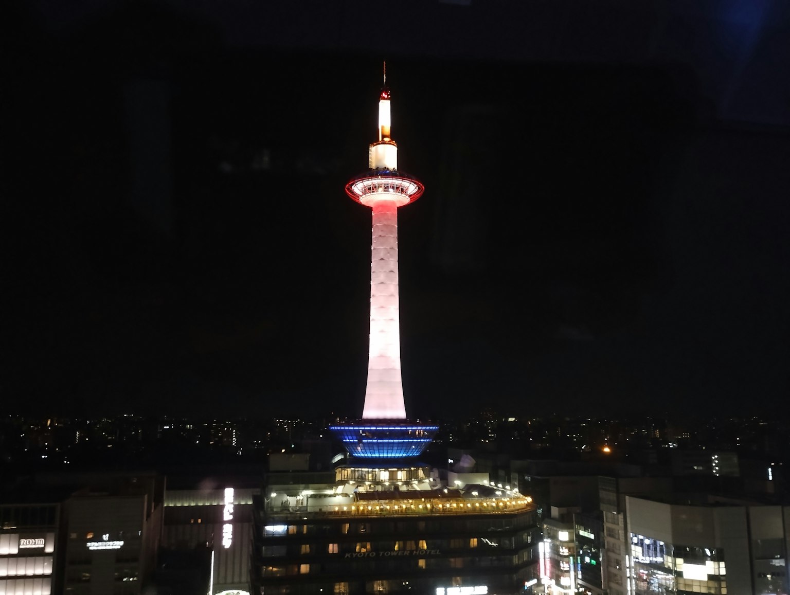 Torre di Kyoto di notte illuminata di rosso e bianco