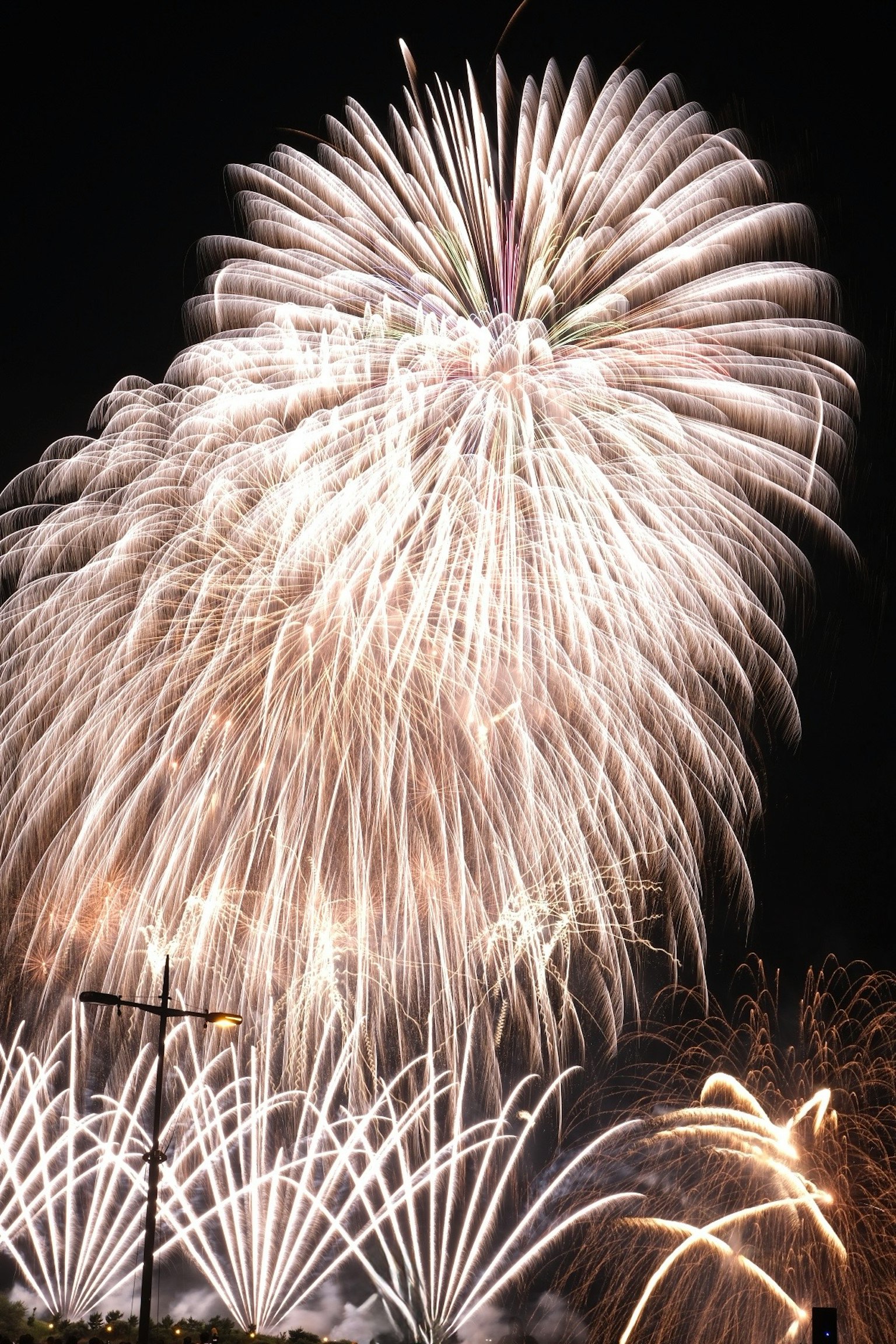 Bellissimo spettacolo di fuochi d'artificio bianchi nel cielo notturno