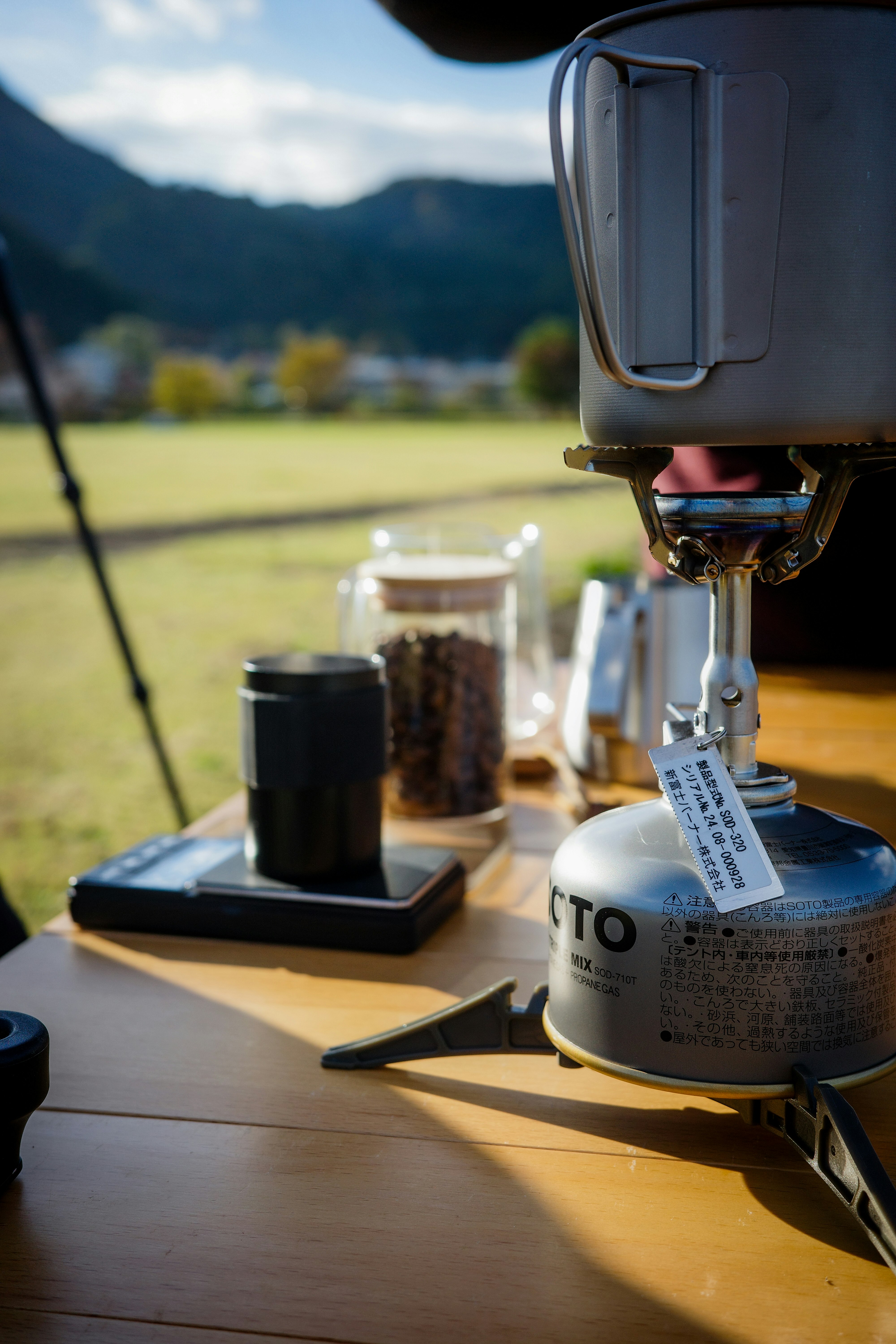 Camping-Tisch im Freien mit Campingkocher und Kaffeezubehör