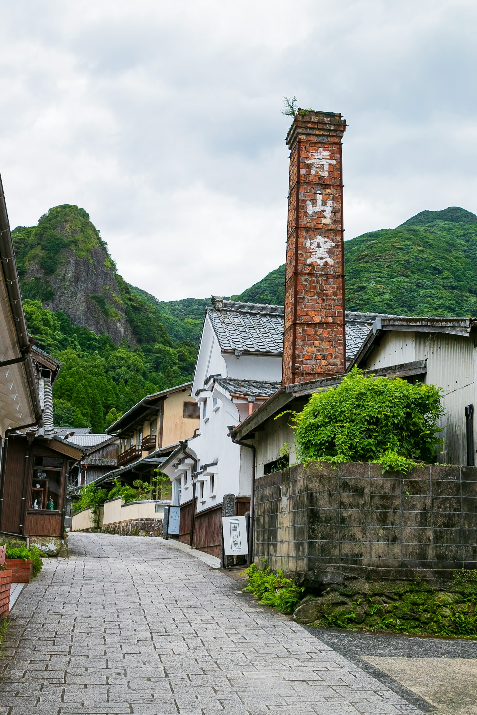 傳統日本街道的風景，古老建築和山脈背景