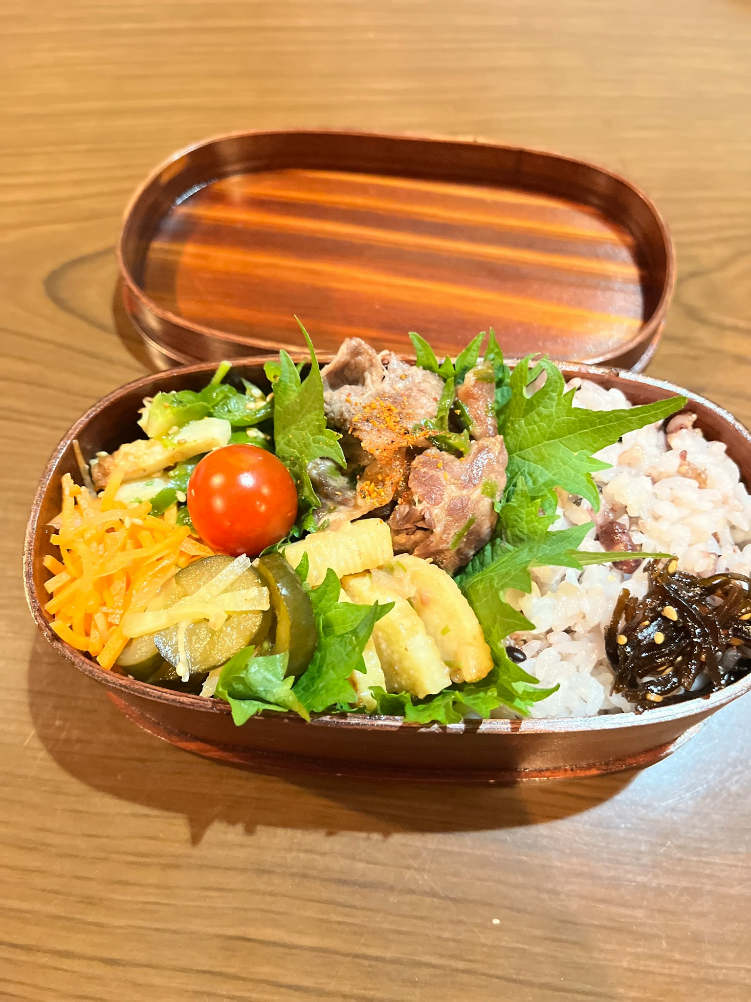 Một hộp bento được sắp xếp đẹp mắt với cơm rau và thịt