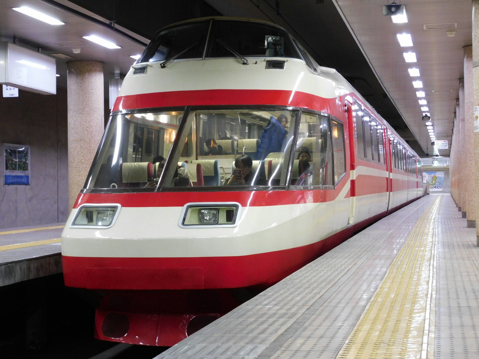 Kereta merah dan putih di stasiun
