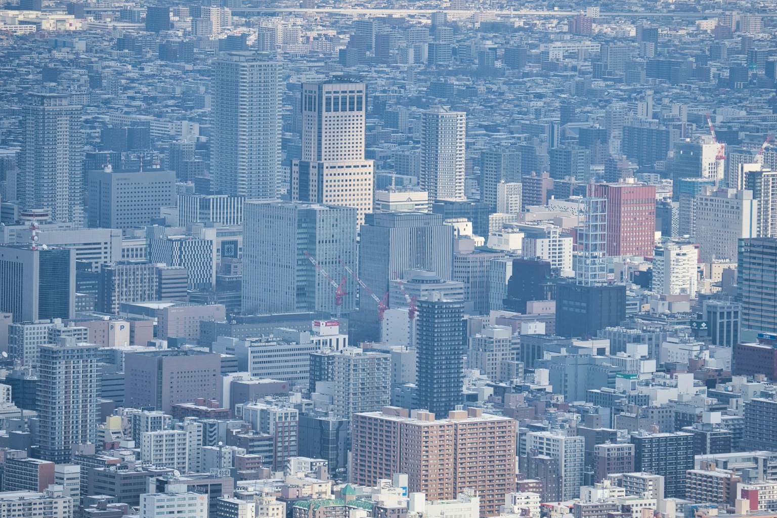 Vue aérienne d'une ville avec plusieurs gratte-ciels