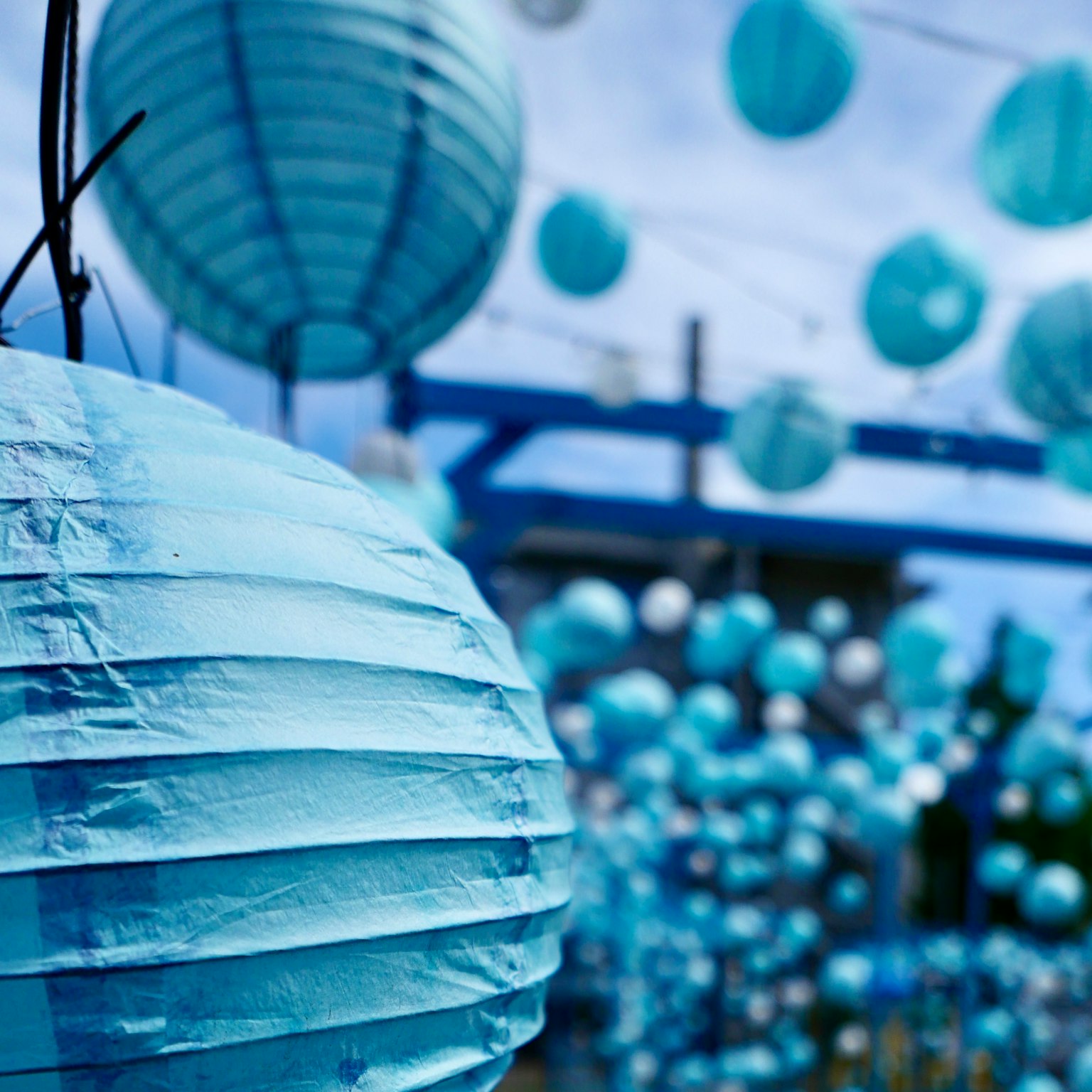 Linternas azules colgando en una decoración al aire libre
