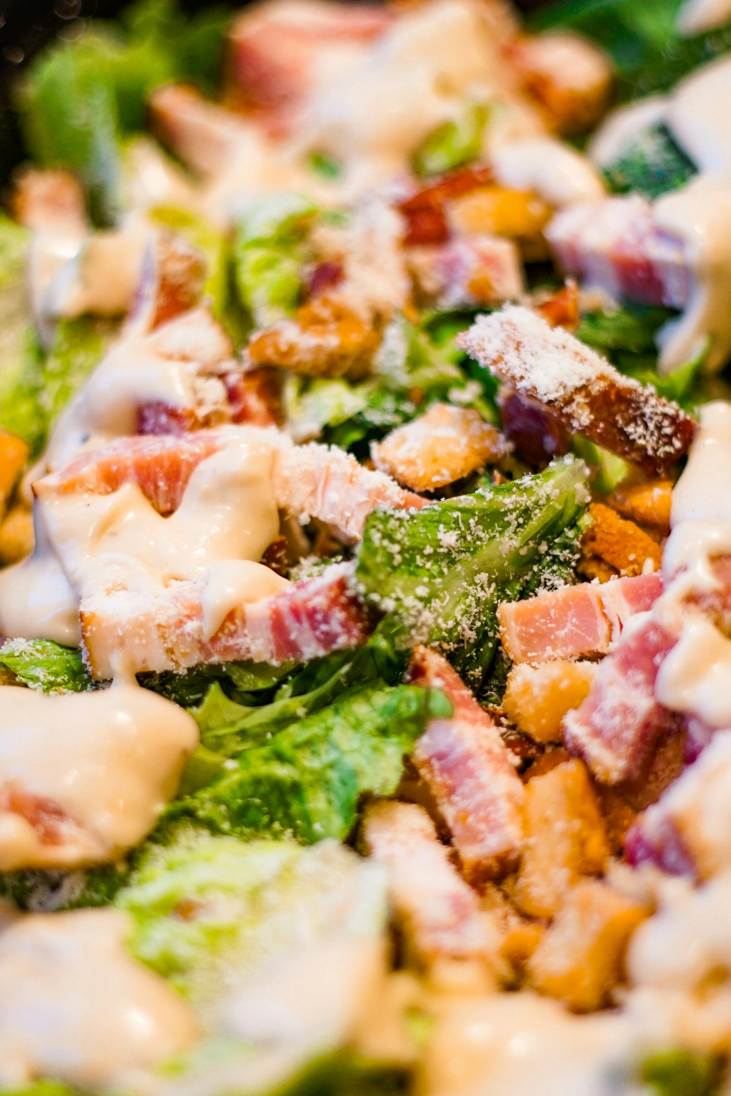 Salade colorée avec bacon et fromage