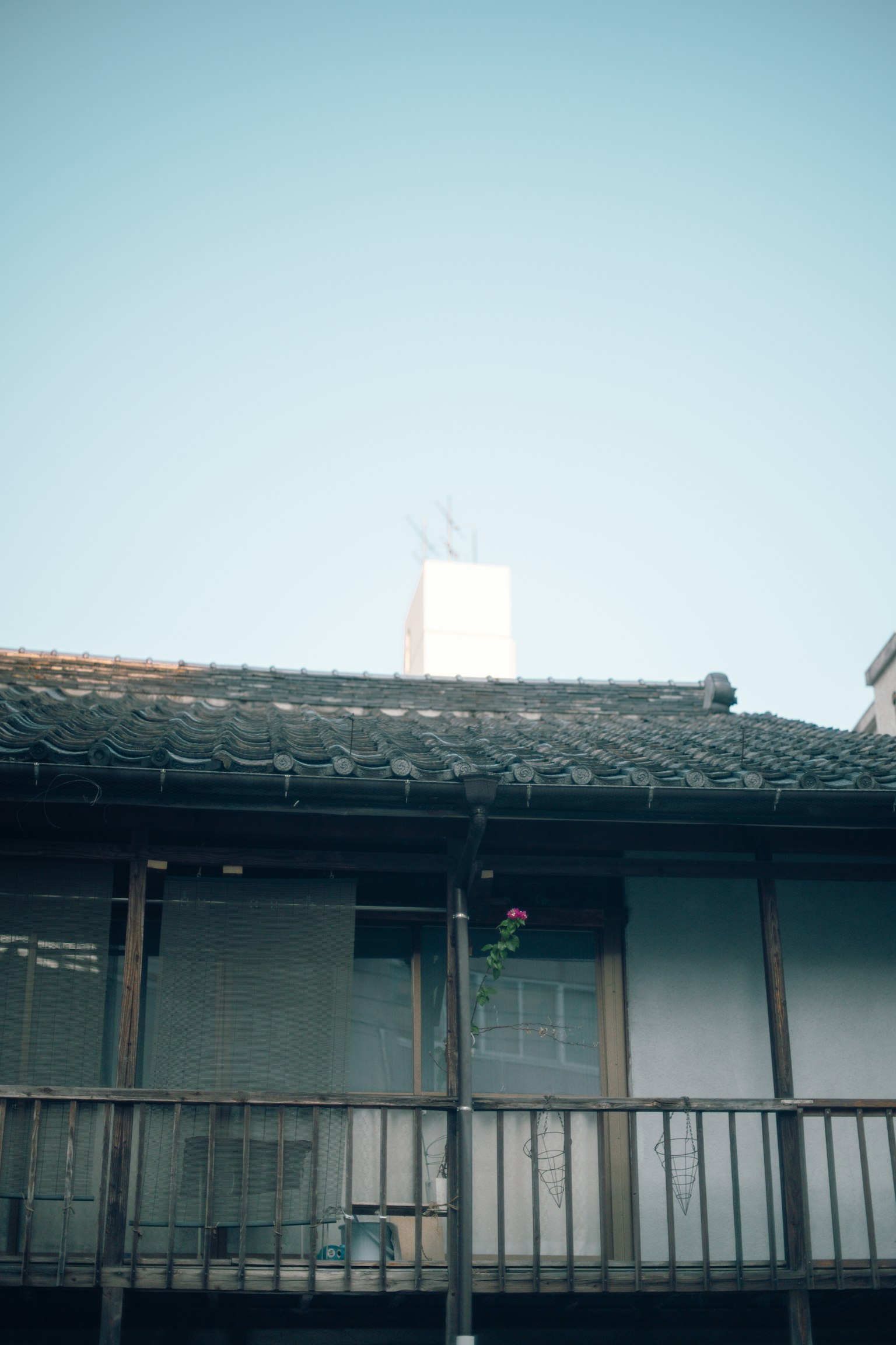 Ngoại thất của một ngôi nhà truyền thống Nhật Bản dưới bầu trời xanh